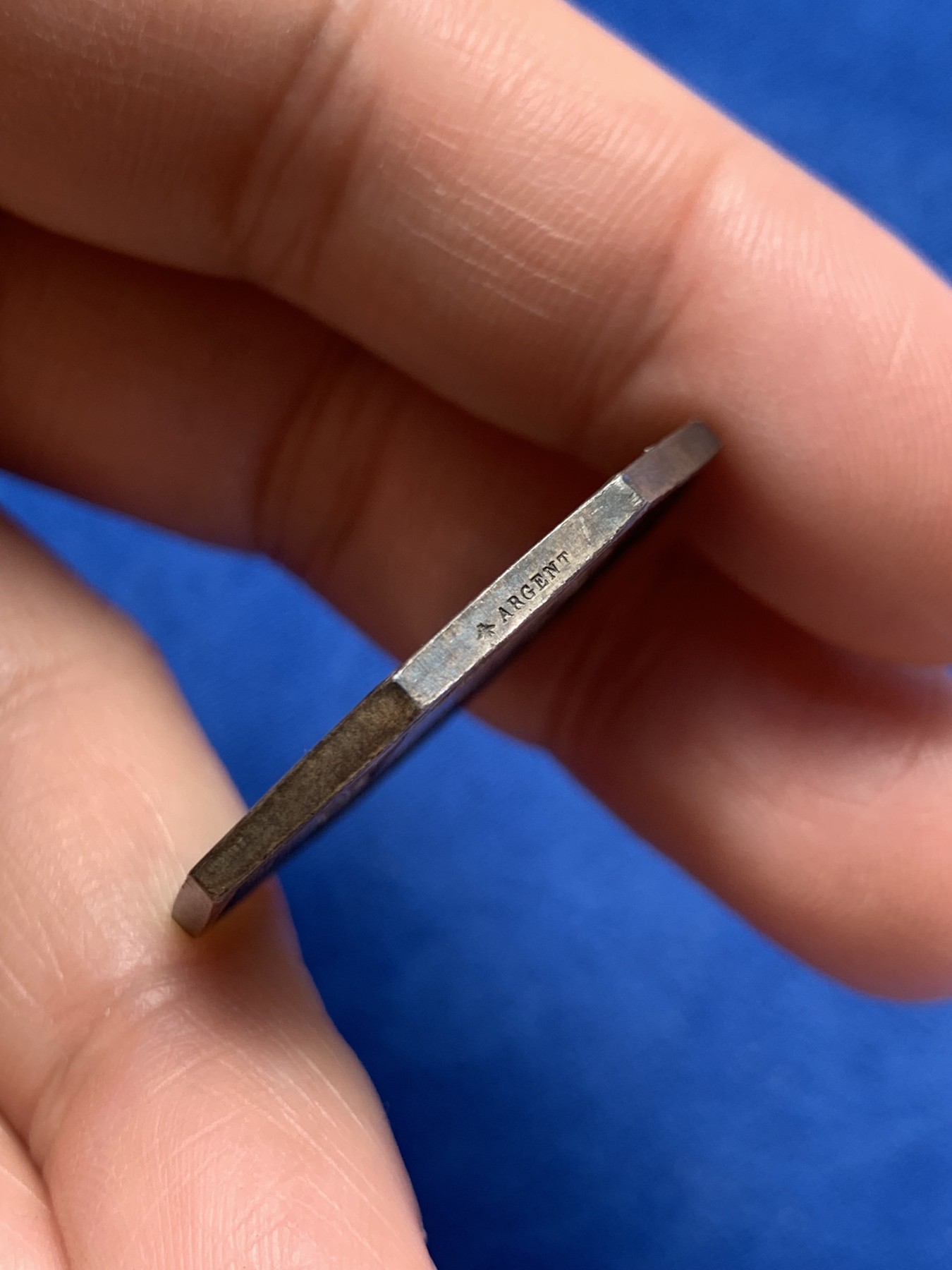 《竞宝斋》第243场-周日，周一 新年开场 (全场包邮) 法国塞纳公证人八角银质代币，蜜蜂边铭，重12.47g，直径31mm。少见题材，握手矢量图是人与人之间相互帮助与支持的体现。