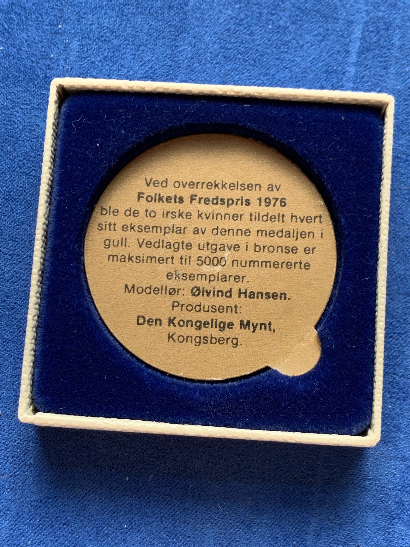 《竞宝斋》第243场-周日，周一 新年开场 (全场包邮) 1976年挪威人民和平奖纪念铜章 获得者为两名爱尔兰女性 挪威康斯伯格皇家铸币厂制造 发行量5K枚 原盒带证书 51.9克 45.3mm