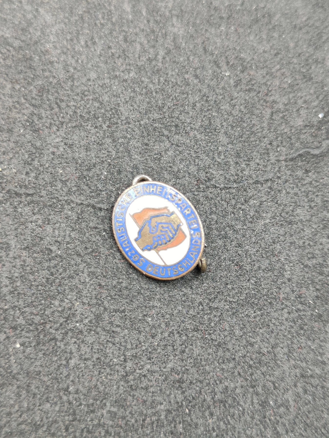 全场0元起拍 第136期 咸鱼国勋章拍卖专场 3月6日（周三）下午6：00开始 东德社会统一党珐琅党徽