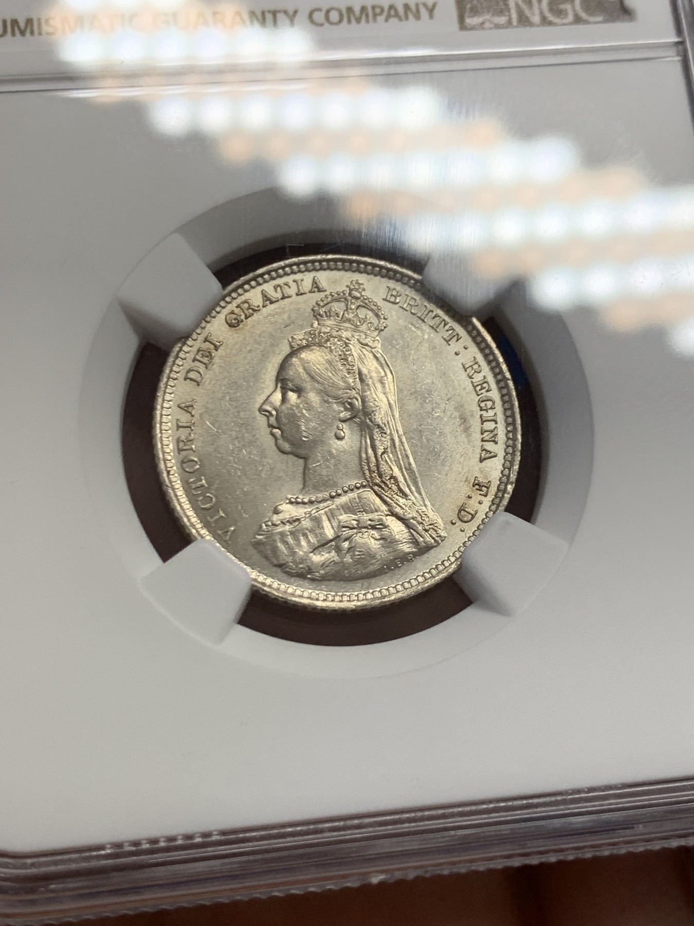 《竞宝斋》第243场-周日，周一 新年开场 (全场包邮) NGC MS61 英国1887年维多利亚高冠1先令银币 白霜光 细节漂亮 干净清爽