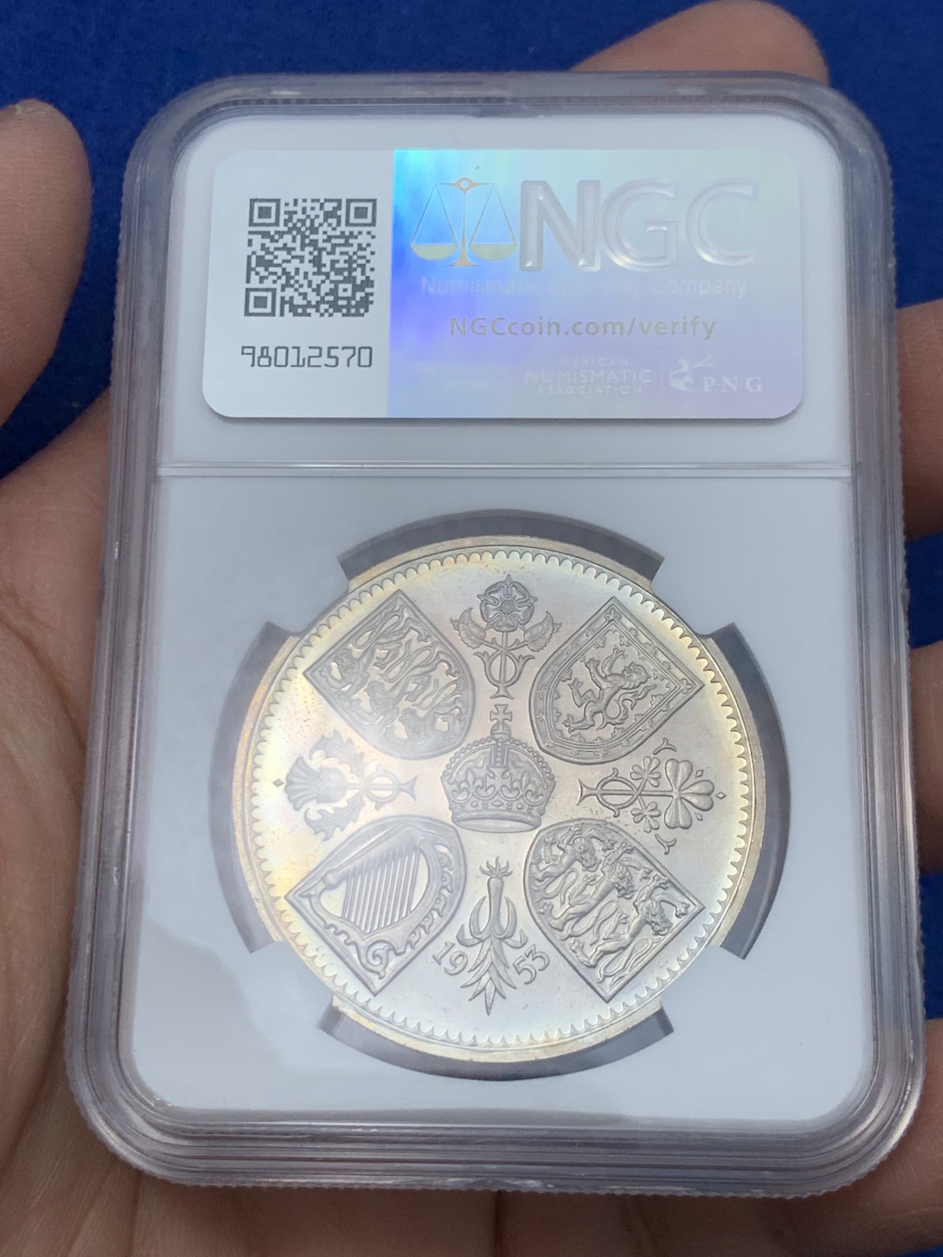 《竞宝斋》第243场-周日，周一 新年开场 (全场包邮) NGC PF65 CAMEO 英国 1953年 伊丽莎白女王精制克朗 伊二加冕纪念套币币筋，原味没动过的状态，难得原盒带彩，大多数cam洗白白的