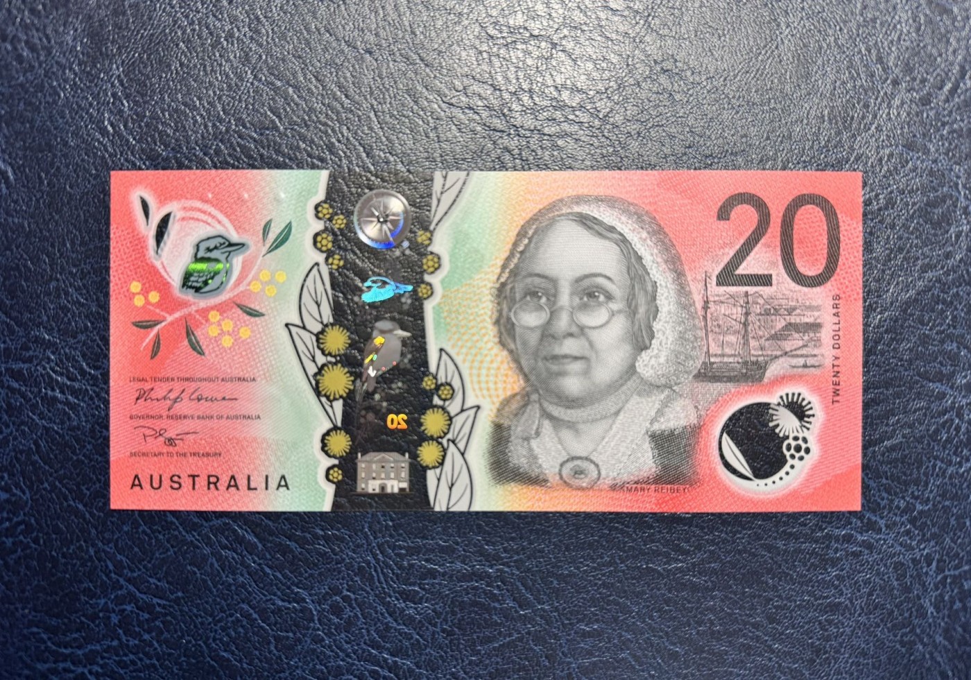 收藏联盟Quantum Auction 第328期拍卖  澳大利亚2019年20元 品相全新UNC 首发AA冠  “皇家飞行医生服务”组织创始人 牧师 约翰.弗林