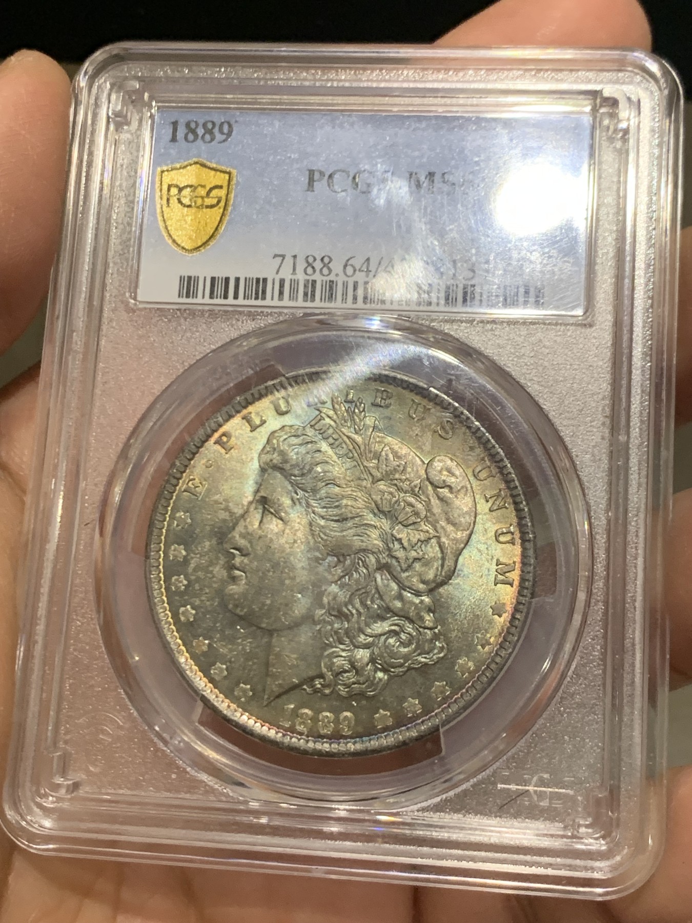 《竞宝斋》第243场-周日，周一 新年开场 (全场包邮) PCGS MS64 美国1889年摩根银币P版，极美原汁原味五彩包浆，包浆醇厚浓郁，打制精美，状态一流。币面五彩斑斓，炫耀夺目，状态和品质不输现在的65分，市场上稀少年份版本的摩根币。