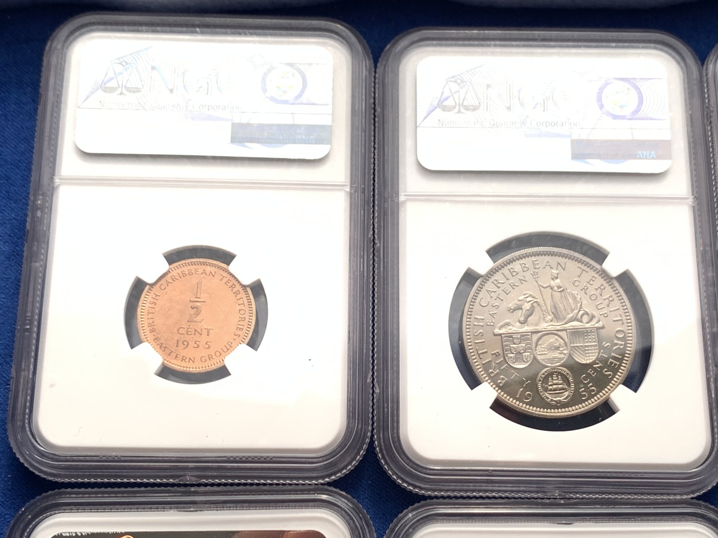 《竞宝斋》第243场-周日，周一 新年开场 (全场包邮) 1955年东加勒比7枚套，盒子连号，伊利沙白女王青年经典形象，带原盒和币商证书标签。