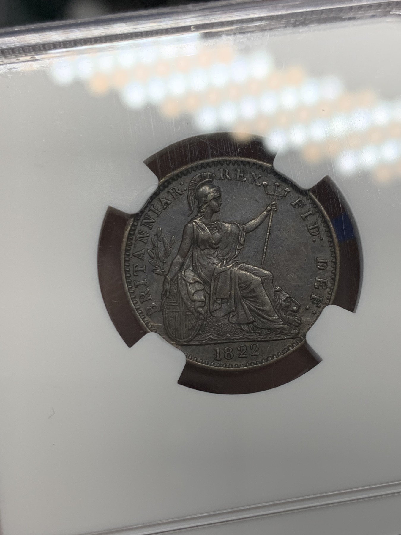 《竞宝斋》第243场-周日，周一 新年开场 (全场包邮) NGC AU53BN 英国1822年乔治四世法新铜币，少见品种，好品很少，女神像胸都没磨损，当unc买的结果给了53。舒服巧克力包浆，人像栩栩如生。