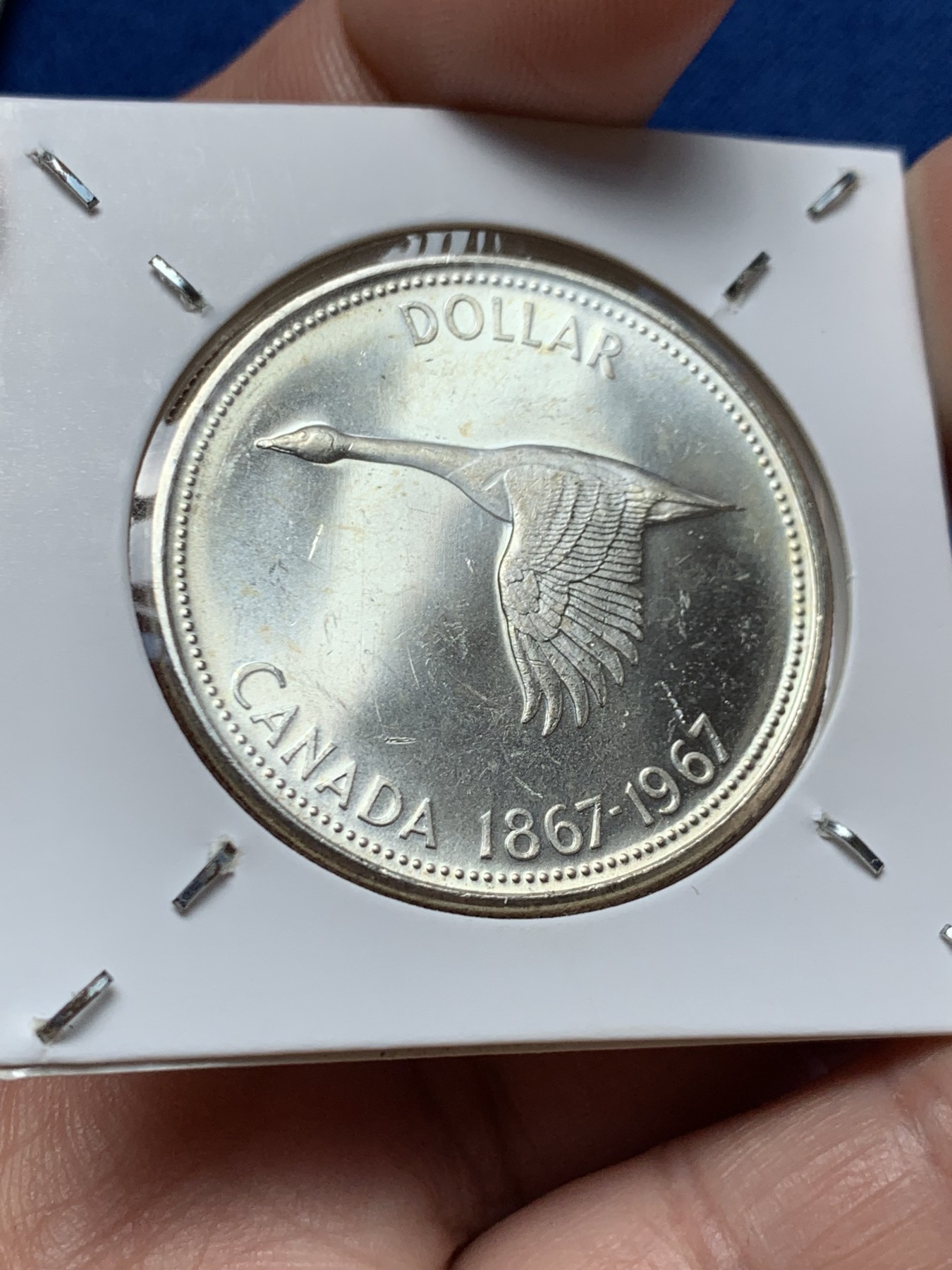 《竞宝斋》第243场-周日，周一 新年开场 (全场包邮) 两枚一组 1967加拿大伊丽莎白二世联邦百年大雁1加元银币，UNC-BU，霜银转光，光度极佳，可送评级的品相。女王经典头像，飞翔的加拿大鹅