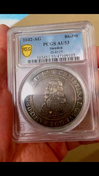 【Blue Auction】✨世界纸币精拍第440期【精】 【罕见年份 POP 1/1 猫眼最爱的女王 好状态非常罕见】瑞典 克里斯蒂娜女王1642年1Riksdaler 大银币 PCGS AU53 人物脸部清晰 衣着纹饰线条较完整 非常难遇的品相了 XF40几年前目录价都2750美金了 远高于猫眼那枚1643年的价格 背面竖着”yeah“二指的神父也很有特色 （女王大致介绍下拉查看）
