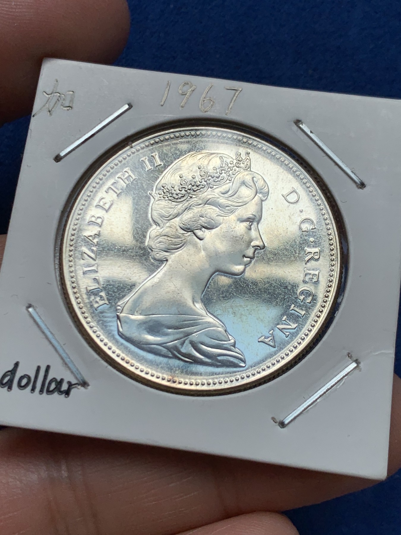 《竞宝斋》第243场-周日，周一 新年开场 (全场包邮) 两枚一组 1967加拿大伊丽莎白二世联邦百年大雁1加元银币，UNC-BU，霜银转光，光度极佳，可送评级的品相。女王经典头像，飞翔的加拿大鹅