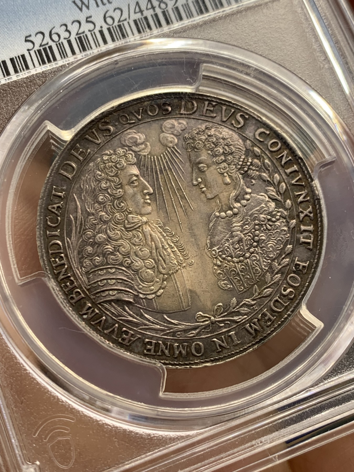 《竞宝斋》第243场-周日，周一 新年开场 (全场包邮) PCGS MS62 德国巴伐利亚1685年5杜卡(1/2泰勒)银样币。背面凸出的阳线是因为模具裂痕造成的，这个品种每个币上都有，不是币的损伤或者后期造成的。HA22年原物，1860刀，折合人民币1.35万