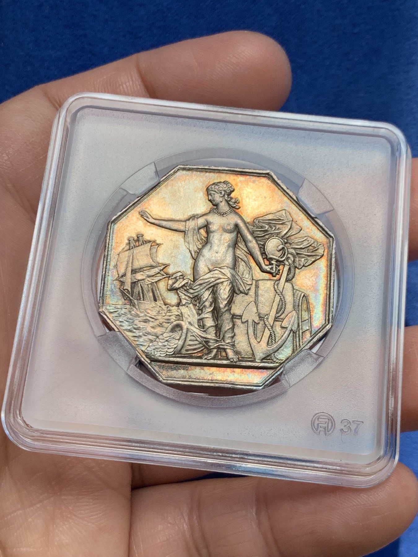 《竞宝斋》第243场-周日，周一 新年开场 (全场包邮) 法国先见之明保险公司八角银质代币，36.3毫米，19.01克，1860-1879年蜜蜂边铭