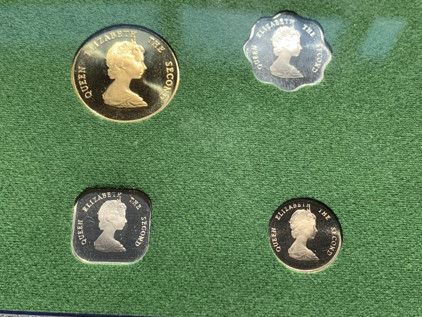 《竞宝斋》第243场-周日，周一 新年开场 (全场包邮) 1981年东加勒比6枚精制套币，英国皇家造币厂出品，原包装，带证书，好状态。