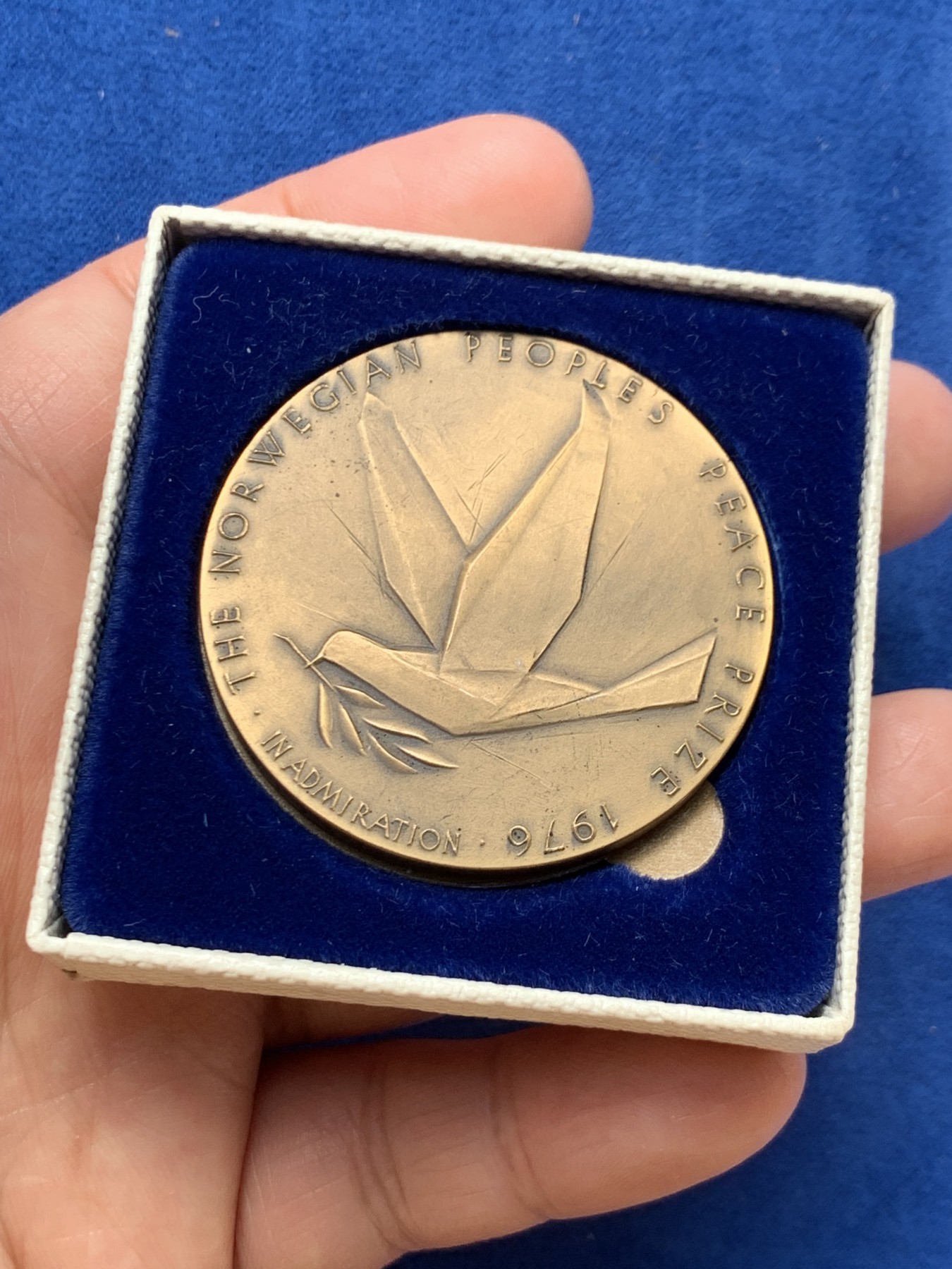 《竞宝斋》第243场-周日，周一 新年开场 (全场包邮) 1976年挪威人民和平奖纪念铜章 获得者为两名爱尔兰女性 挪威康斯伯格皇家铸币厂制造 发行量5K枚 原盒带证书 51.9克 45.3mm