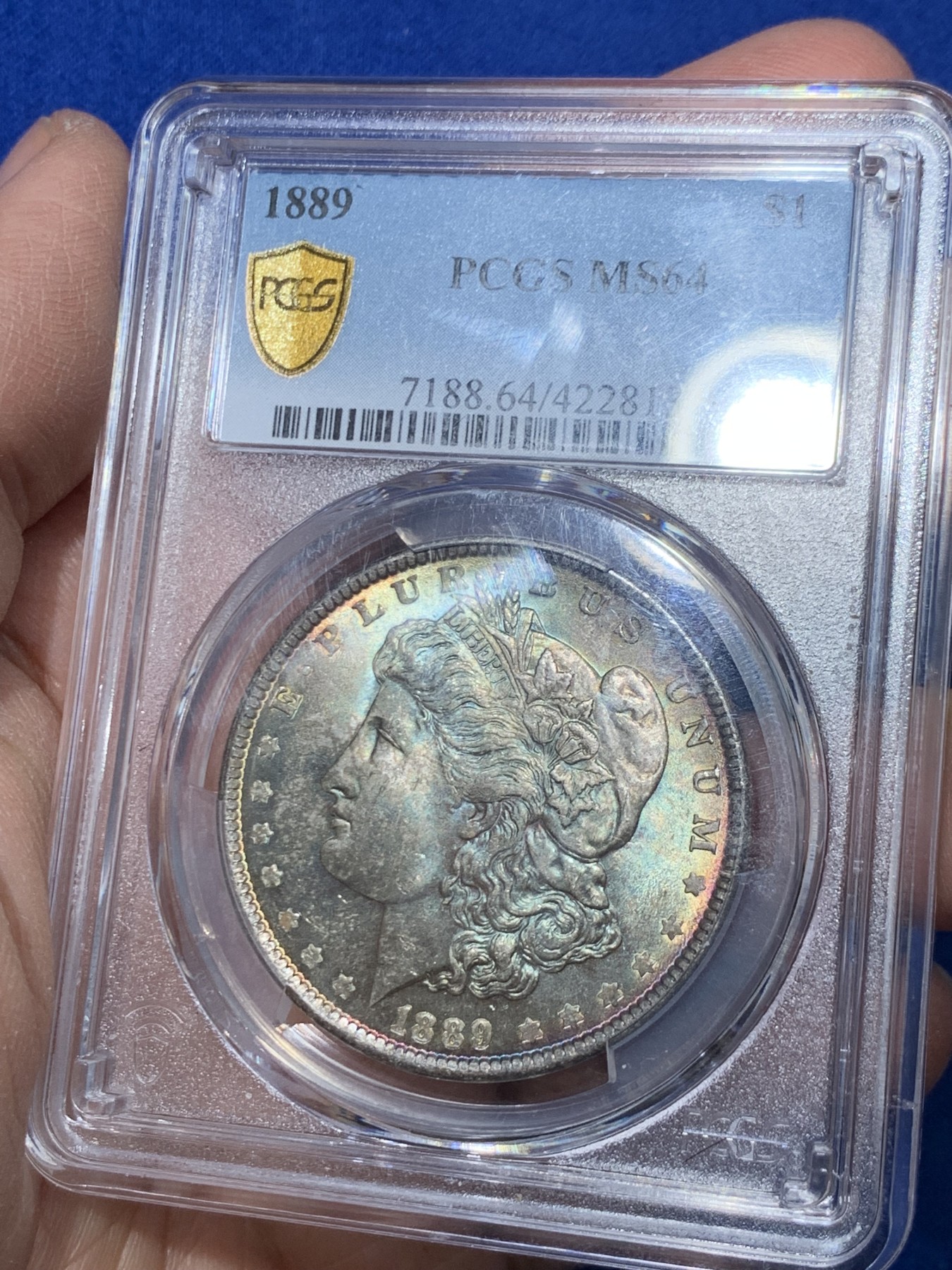 《竞宝斋》第243场-周日，周一 新年开场 (全场包邮) PCGS MS64 美国1889年摩根银币P版，极美原汁原味五彩包浆，包浆醇厚浓郁，打制精美，状态一流。币面五彩斑斓，炫耀夺目，状态和品质不输现在的65分，市场上稀少年份版本的摩根币。
