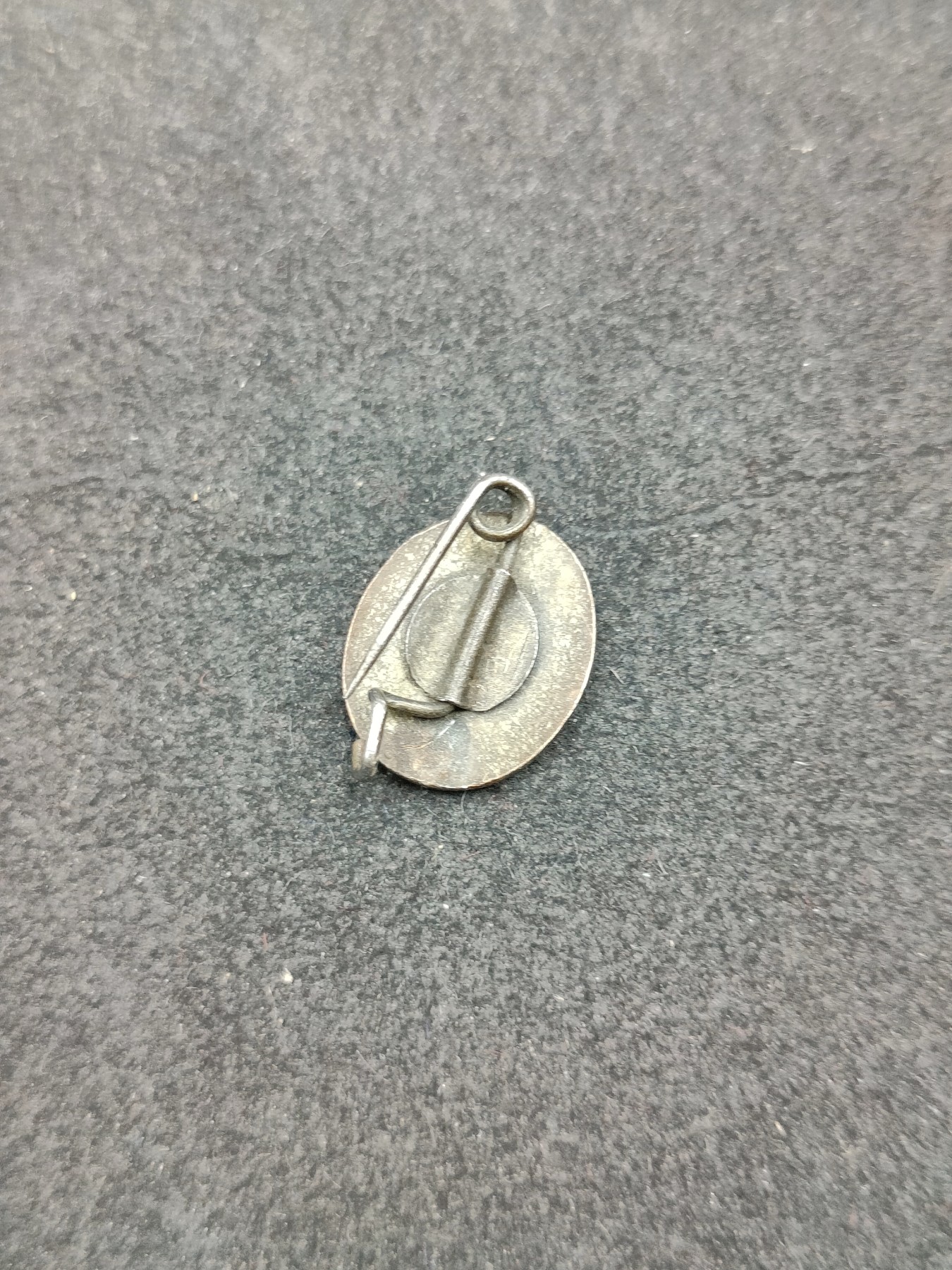 全场0元起拍 第136期 咸鱼国勋章拍卖专场 3月6日（周三）下午6：00开始 东德社会统一党珐琅党徽