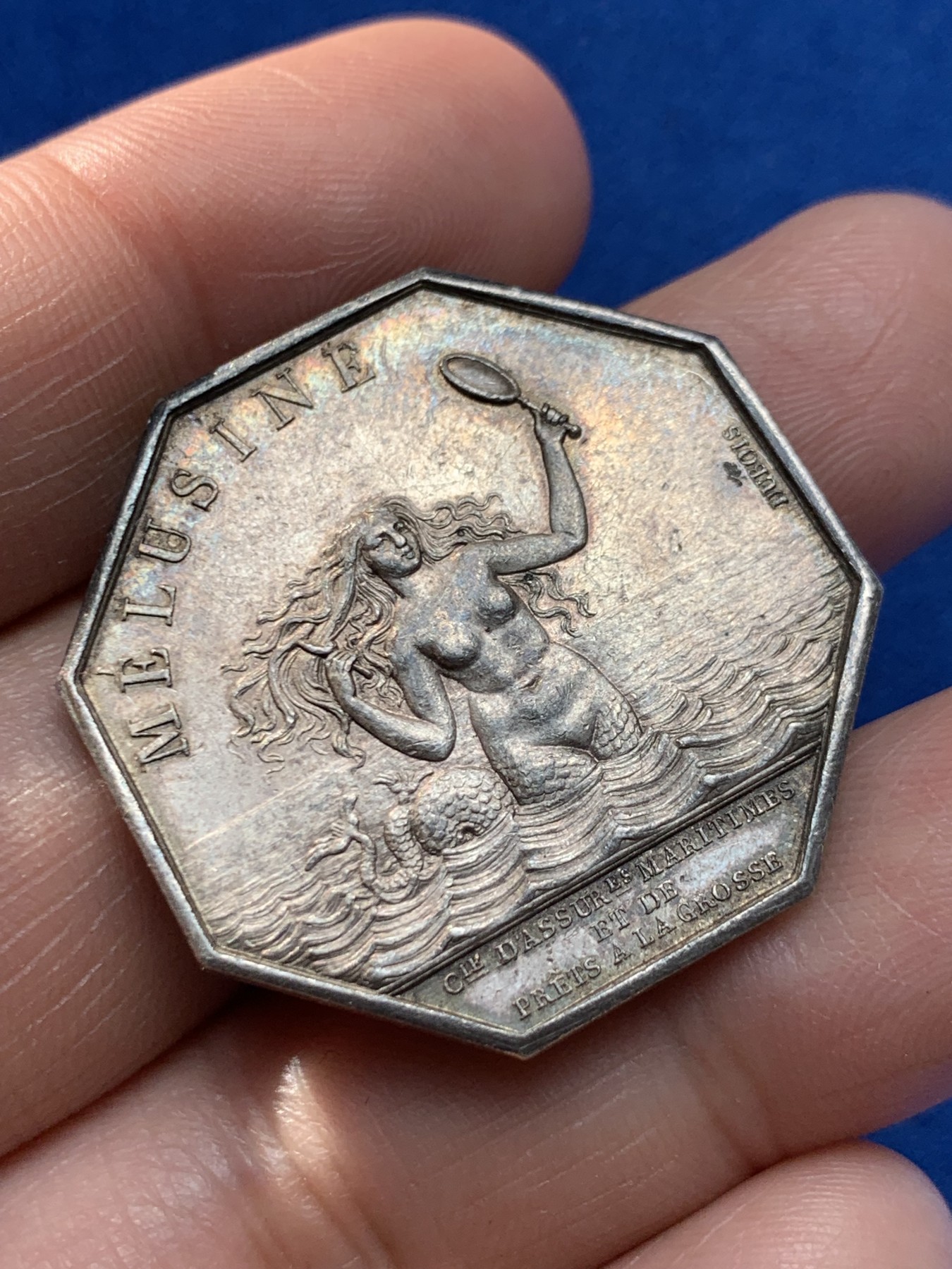 《竞宝斋》第243场-周日，周一 新年开场 (全场包邮) 1832-1841美人鱼 海妖八角银质代币，大名誉品，油灯边铭，17g，33.1mm。1991版八角目录封面币