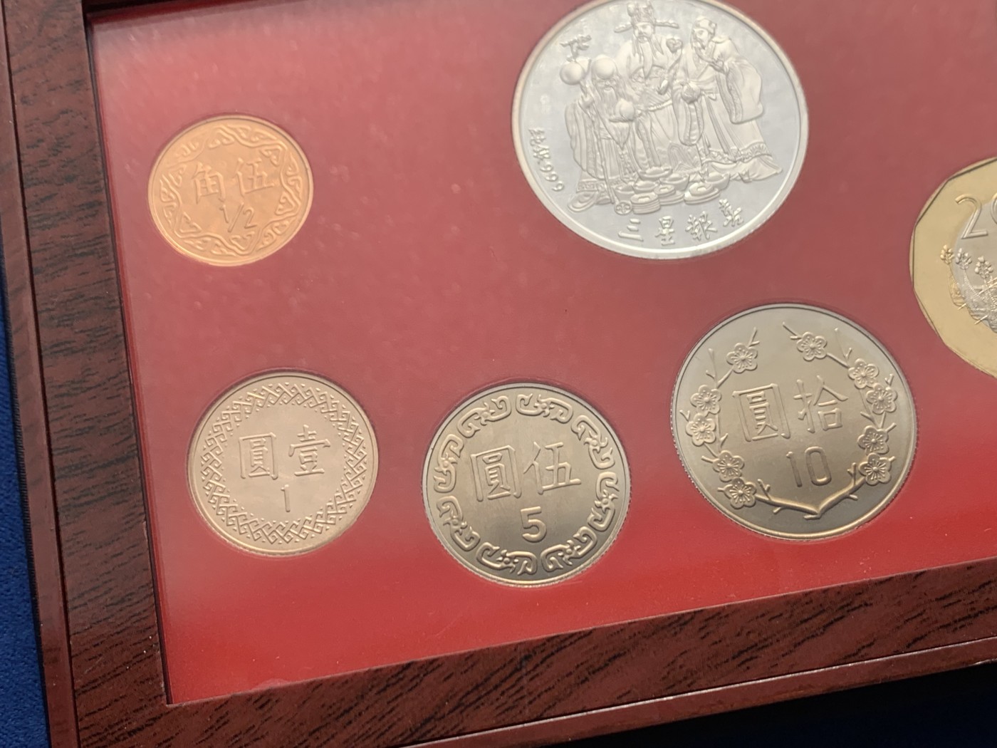 《竞宝斋》第243场-周日，周一 新年开场 (全场包邮) 台湾省民国九十二年第一轮羊年精致套币 含二分之一盎司大银章 少见生肖 现在很难再运进来 市场价四百多元