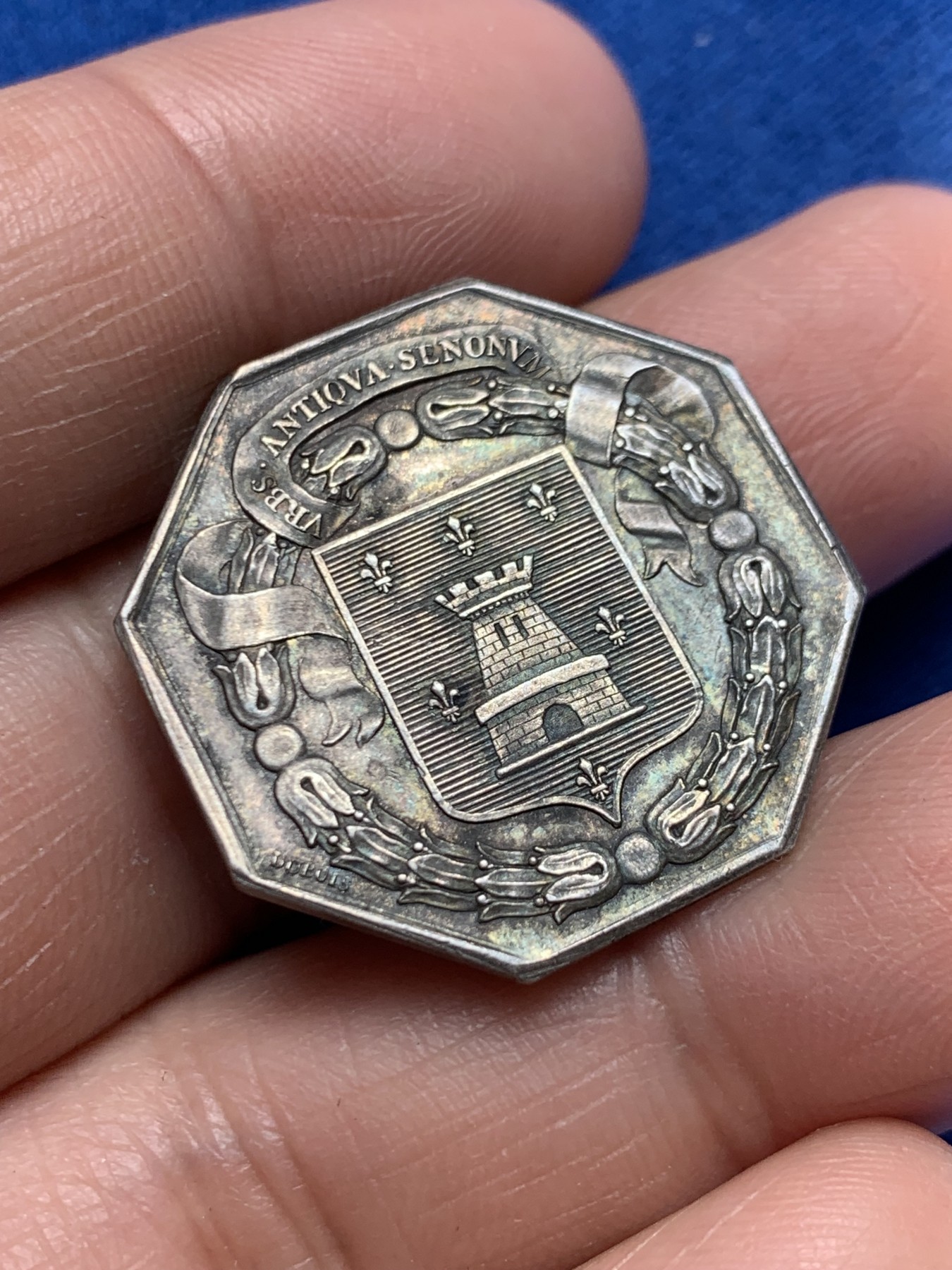 《竞宝斋》第243场-周日，周一 新年开场 (全场包邮) 法国桑斯考古协会八角银质代币，船首边铭（1841-1842年)，克重约7.5g，直径27.5mm。雕刻清晰有力，少见的小尺寸八角。