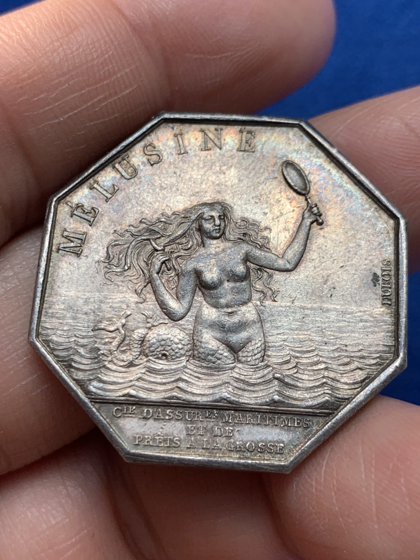 《竞宝斋》第243场-周日，周一 新年开场 (全场包邮) 1832-1841美人鱼 海妖八角银质代币，大名誉品，油灯边铭，17g，33.1mm。1991版八角目录封面币