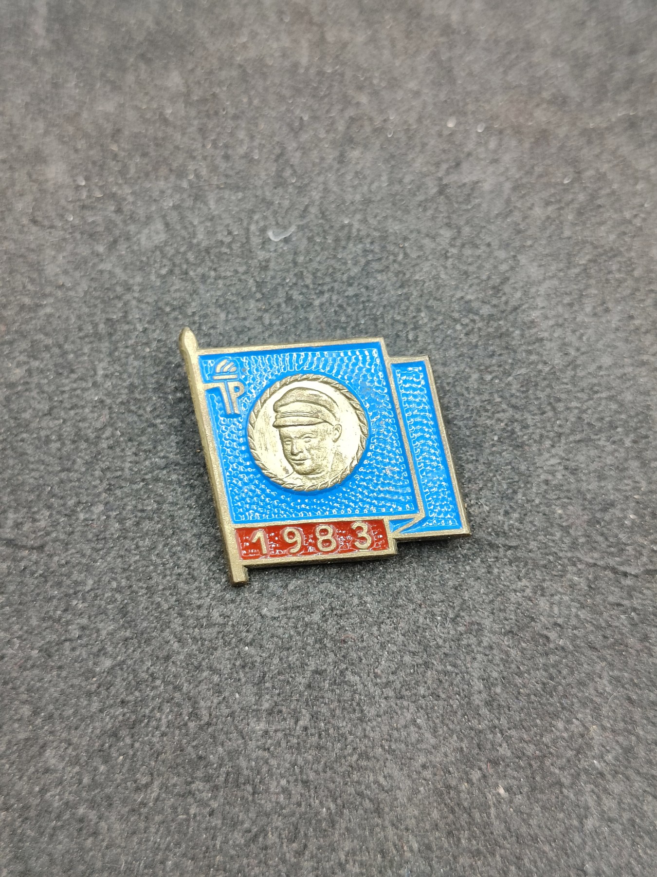 全场0元起拍 第136期 咸鱼国勋章拍卖专场 3月6日（周三）下午6：00开始 东德恩斯特台尔曼先锋队队徽