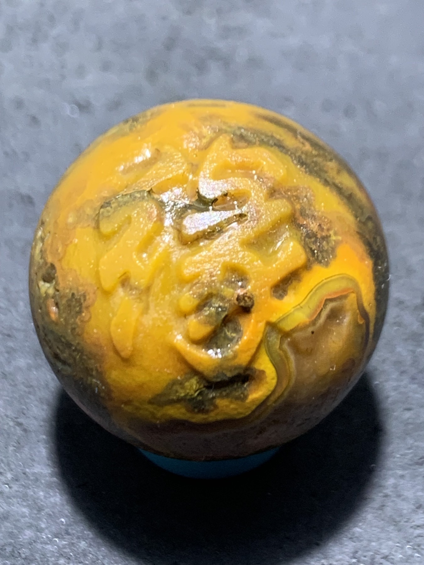精美风化纹战国红玛瑙亚光雕刻缘字随形珠一颗