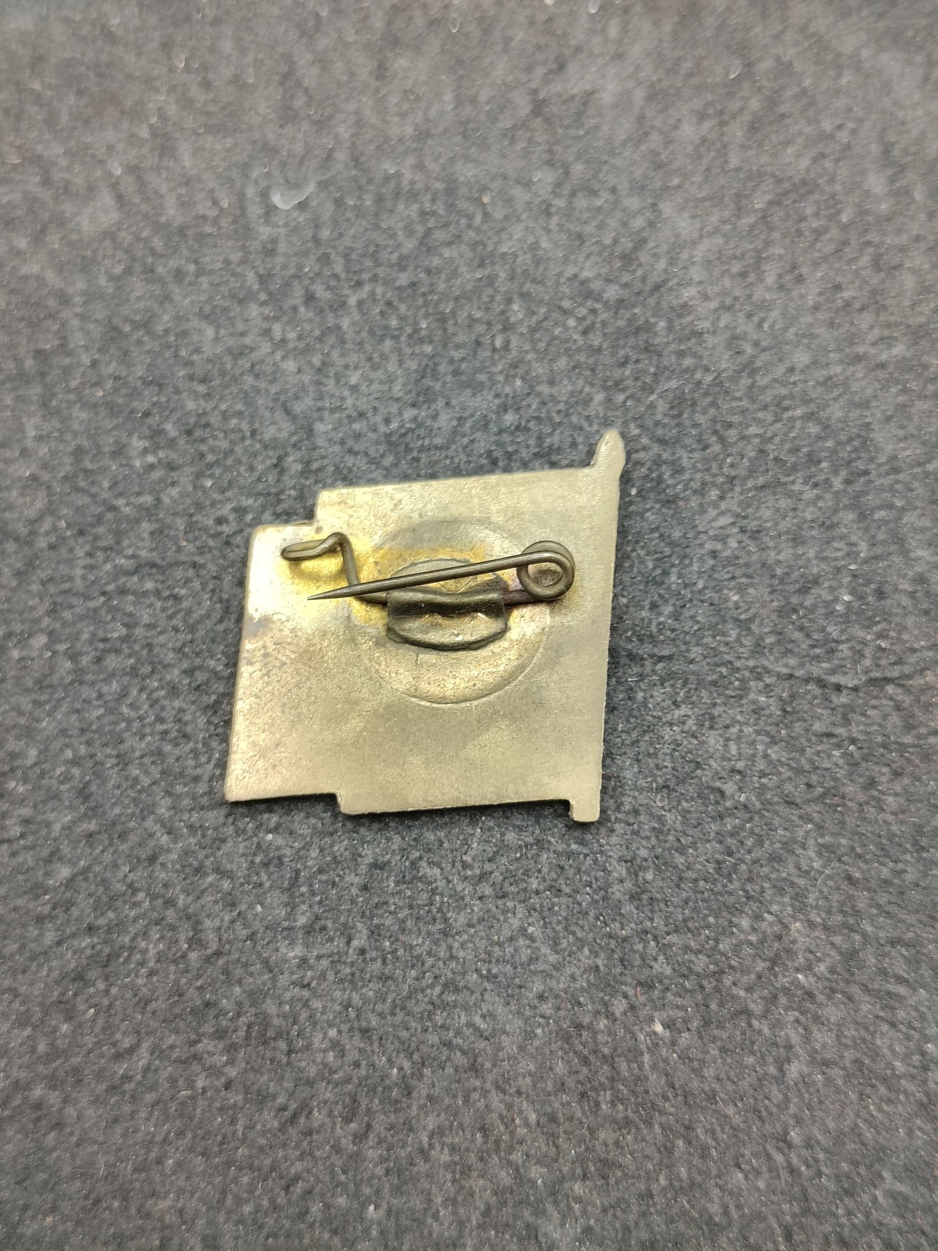 全场0元起拍 第136期 咸鱼国勋章拍卖专场 3月6日（周三）下午6：00开始 东德恩斯特台尔曼先锋队队徽