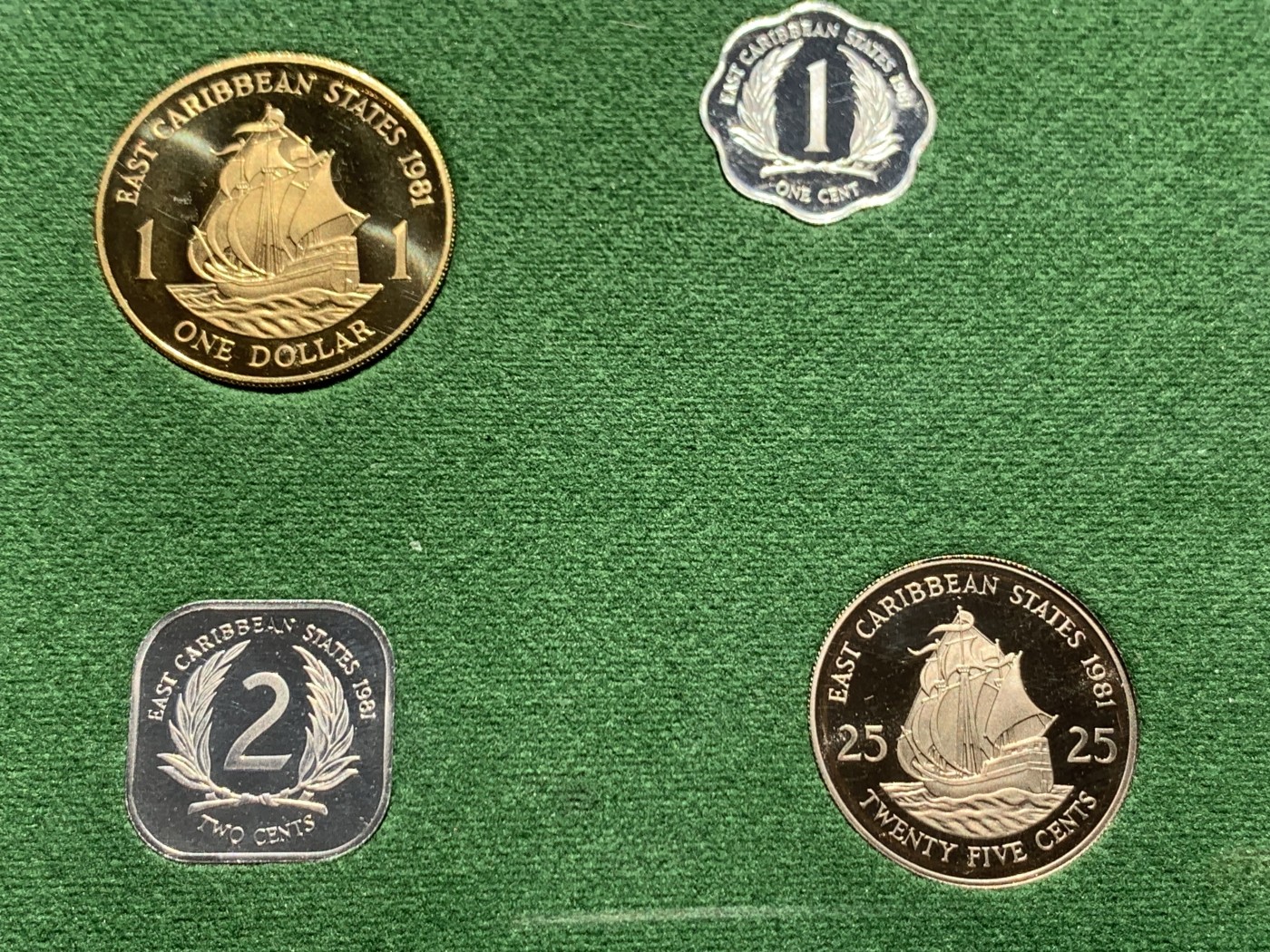 《竞宝斋》第243场-周日，周一 新年开场 (全场包邮) 1981年东加勒比6枚精制套币，英国皇家造币厂出品，原包装，带证书，好状态。