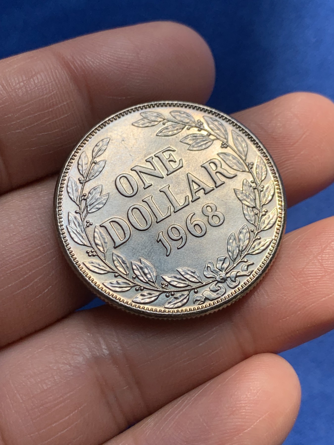 《竞宝斋》第243场-周日，周一 新年开场 (全场包邮) 两枚一组 利比里亚1元1968年克朗币+拉脱维亚1925年2拉特银币，原光