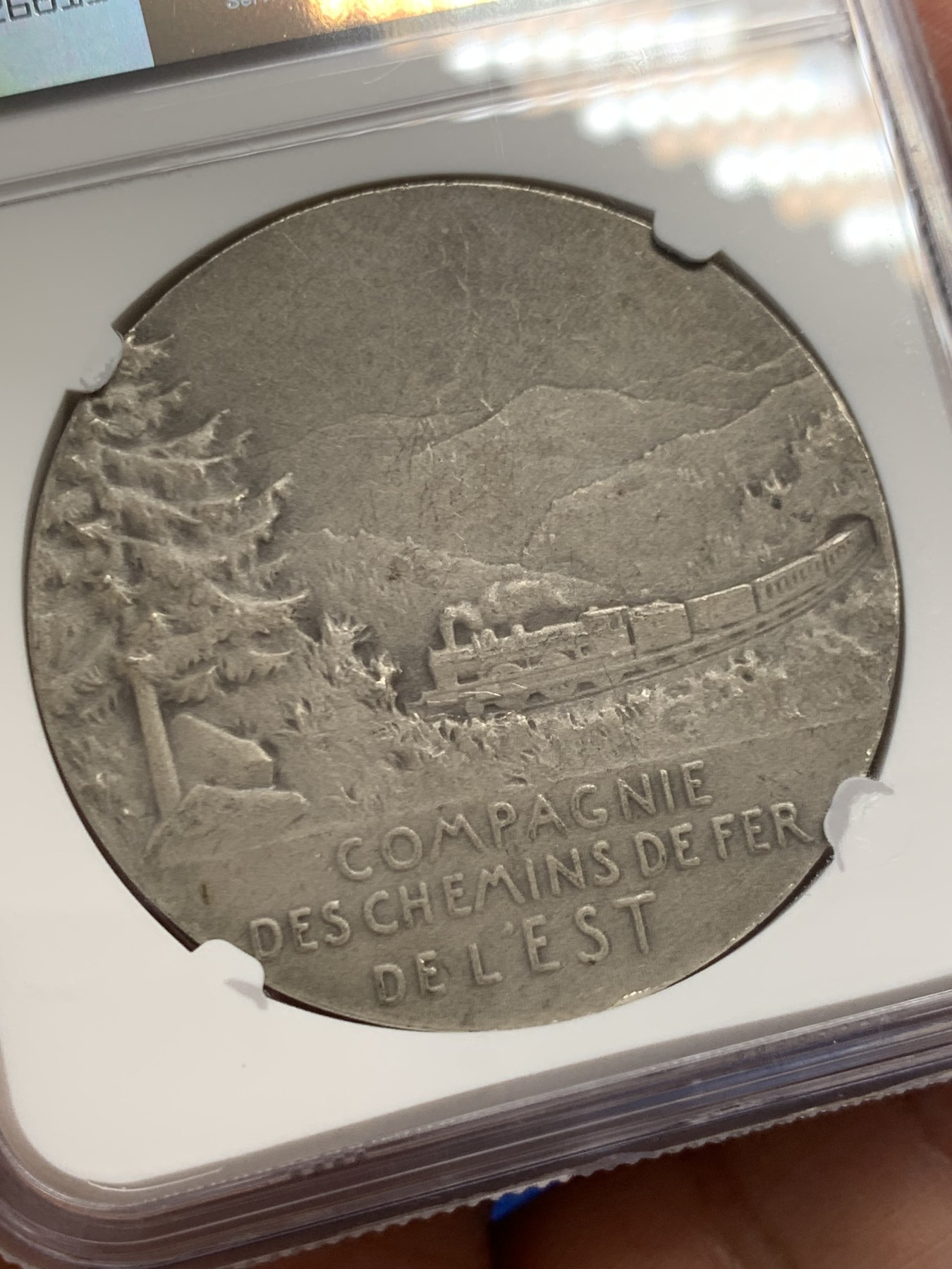 《竞宝斋》第243场-周日，周一 新年开场 (全场包邮) NGC MS62 法国东部铁路公司 清凉美女机车银章 经典图案 背面是滚滚火车景色图
