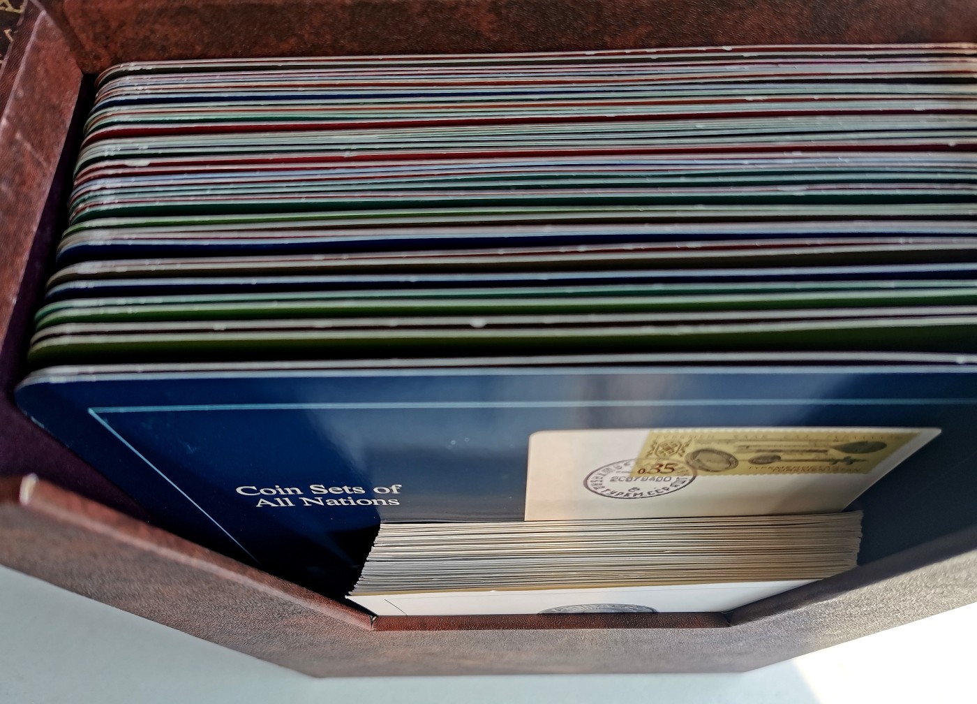 凡希社世界钱币微拍第二百六十一期（龙年开运场） 富兰克林造币厂各国套币豪华版五册，共 173个国家，附每一个国家介绍卡片，第二册外盒破损。