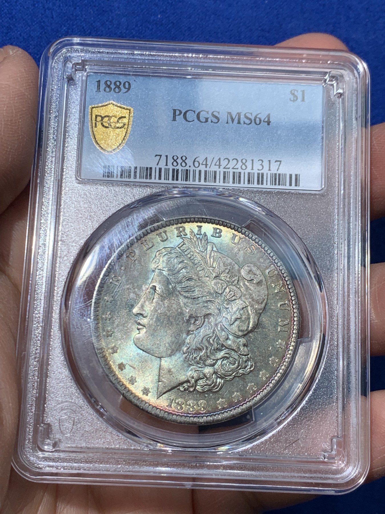 《竞宝斋》第243场-周日，周一 新年开场 (全场包邮) PCGS MS64 美国1889年摩根银币P版，极美原汁原味五彩包浆，包浆醇厚浓郁，打制精美，状态一流。币面五彩斑斓，炫耀夺目，状态和品质不输现在的65分，市场上稀少年份版本的摩根币。