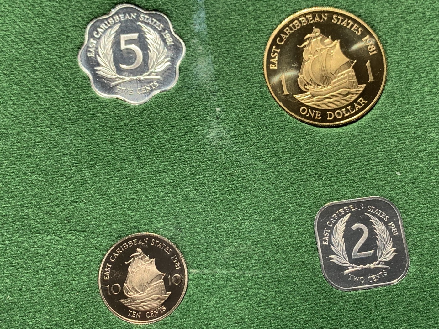 《竞宝斋》第243场-周日，周一 新年开场 (全场包邮) 1981年东加勒比6枚精制套币，英国皇家造币厂出品，原包装，带证书，好状态。