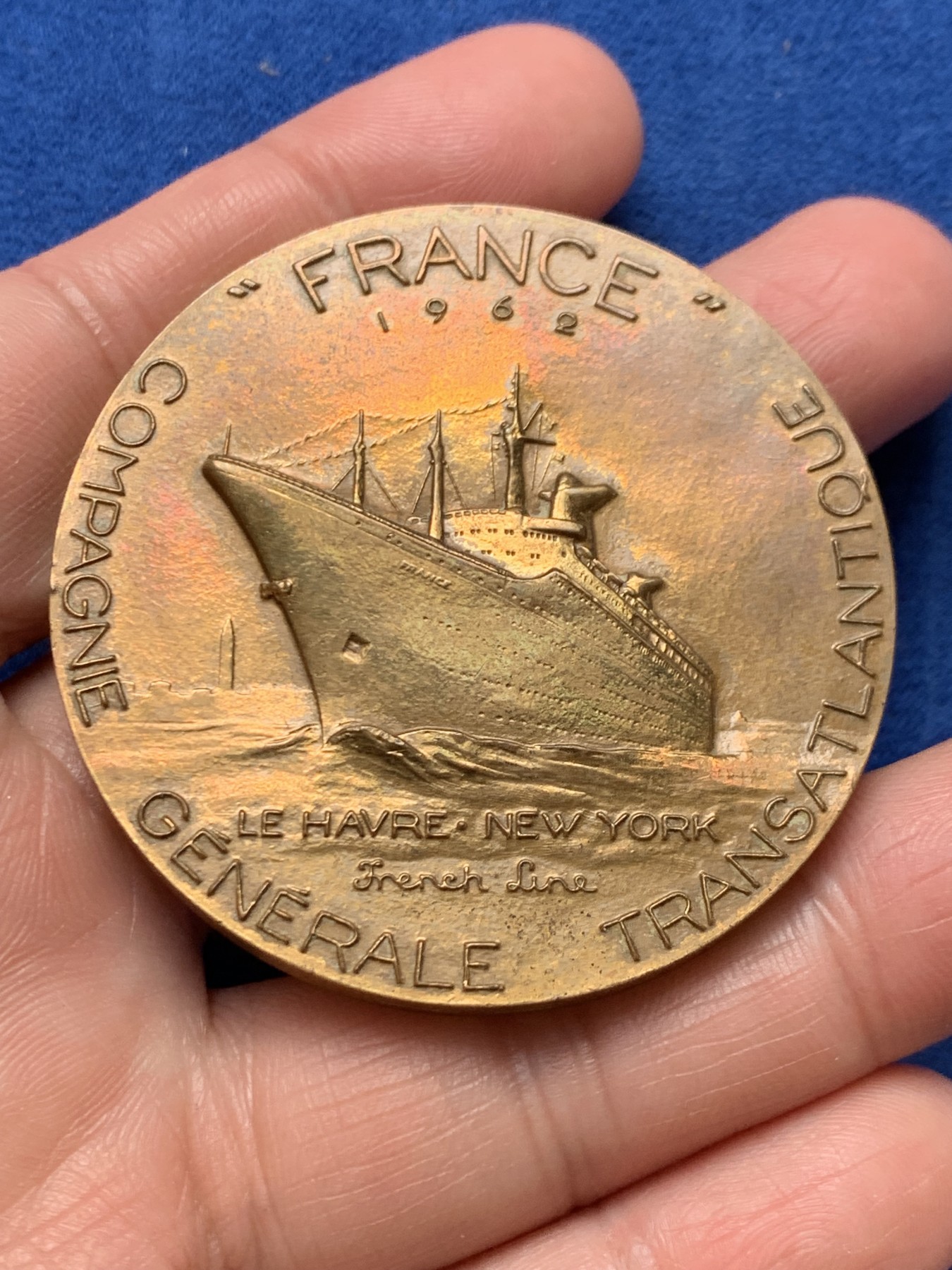 《竞宝斋》第243场-周日，周一 新年开场 (全场包邮) 法国1968年玛丽安娜铜章 纪念大西洋航运公司法国号邮轮开通LE HAVRE-NEW YORK航线 船面包浆绚丽自然 53.2mm 74.8克