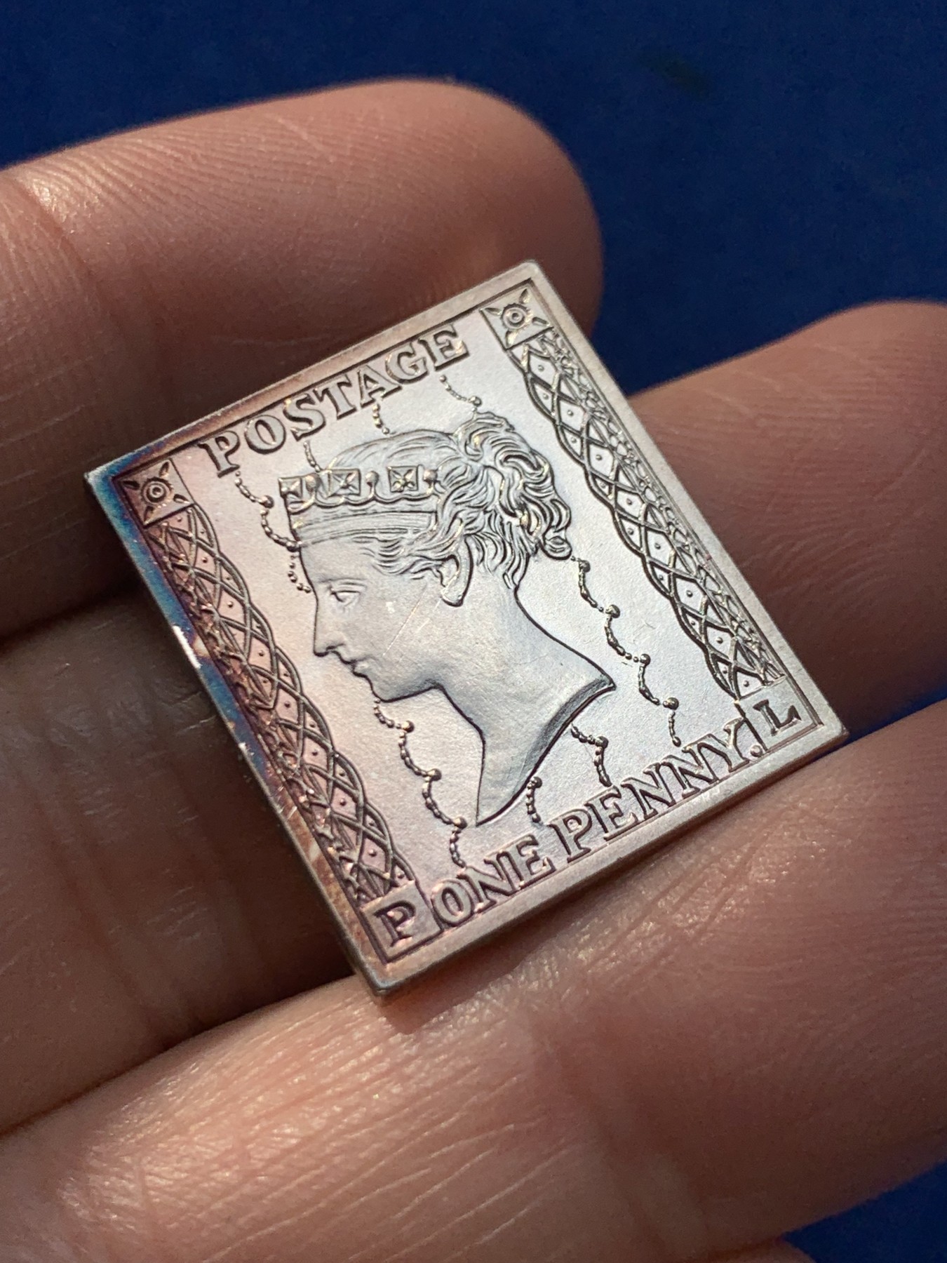 《竞宝斋》第243场-周日，周一 新年开场 (全场包邮) 德国纪念1840年世界上第一枚邮票黑便士邮票精制银章 侧边彩色包浆 21.1mm*24mm 9.9克 999银