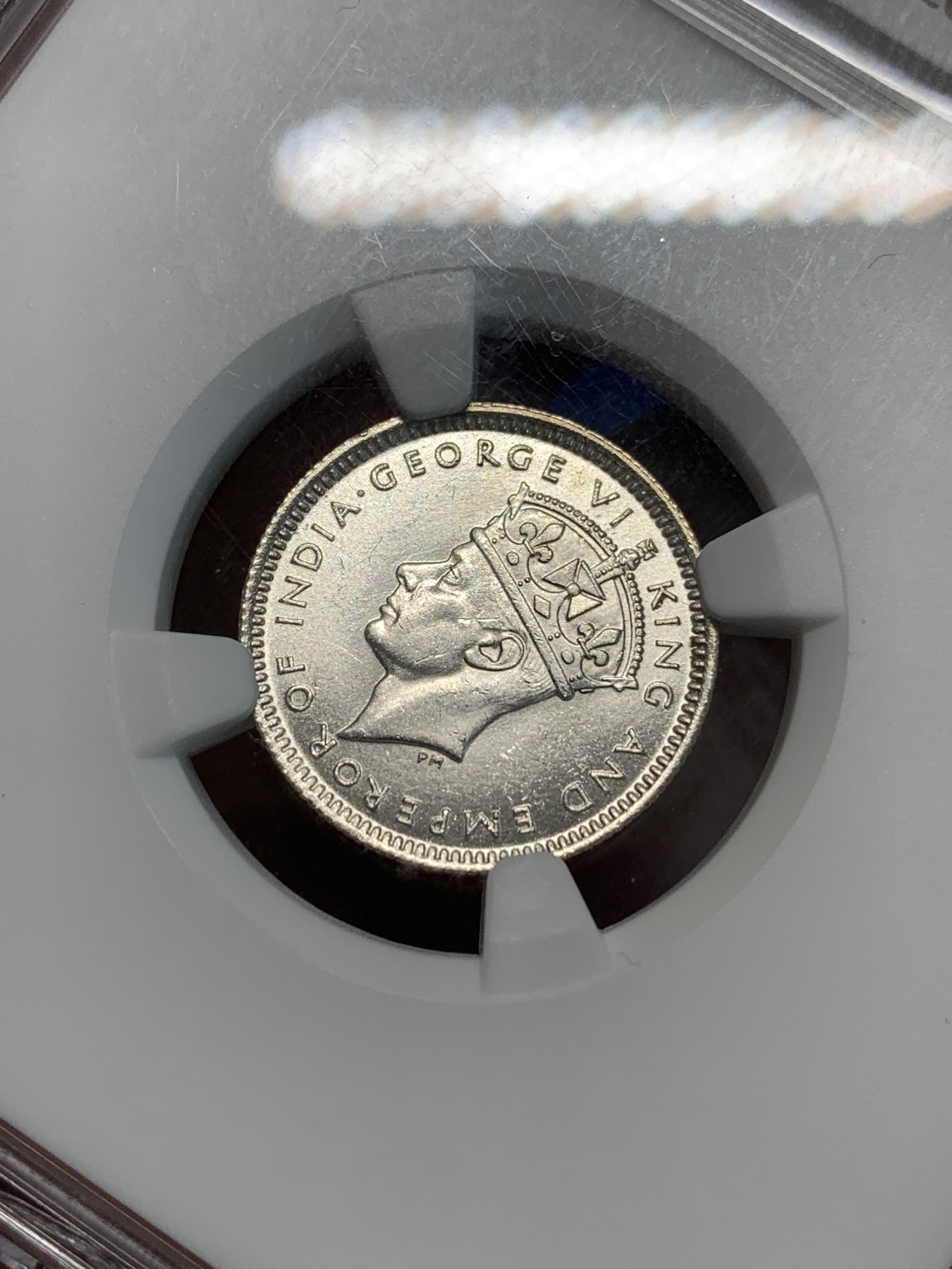 《竞宝斋》第243场-周日，周一 新年开场 (全场包邮) NGC MS63 1943年马来亚乔治六世10C银币，品相十分精美