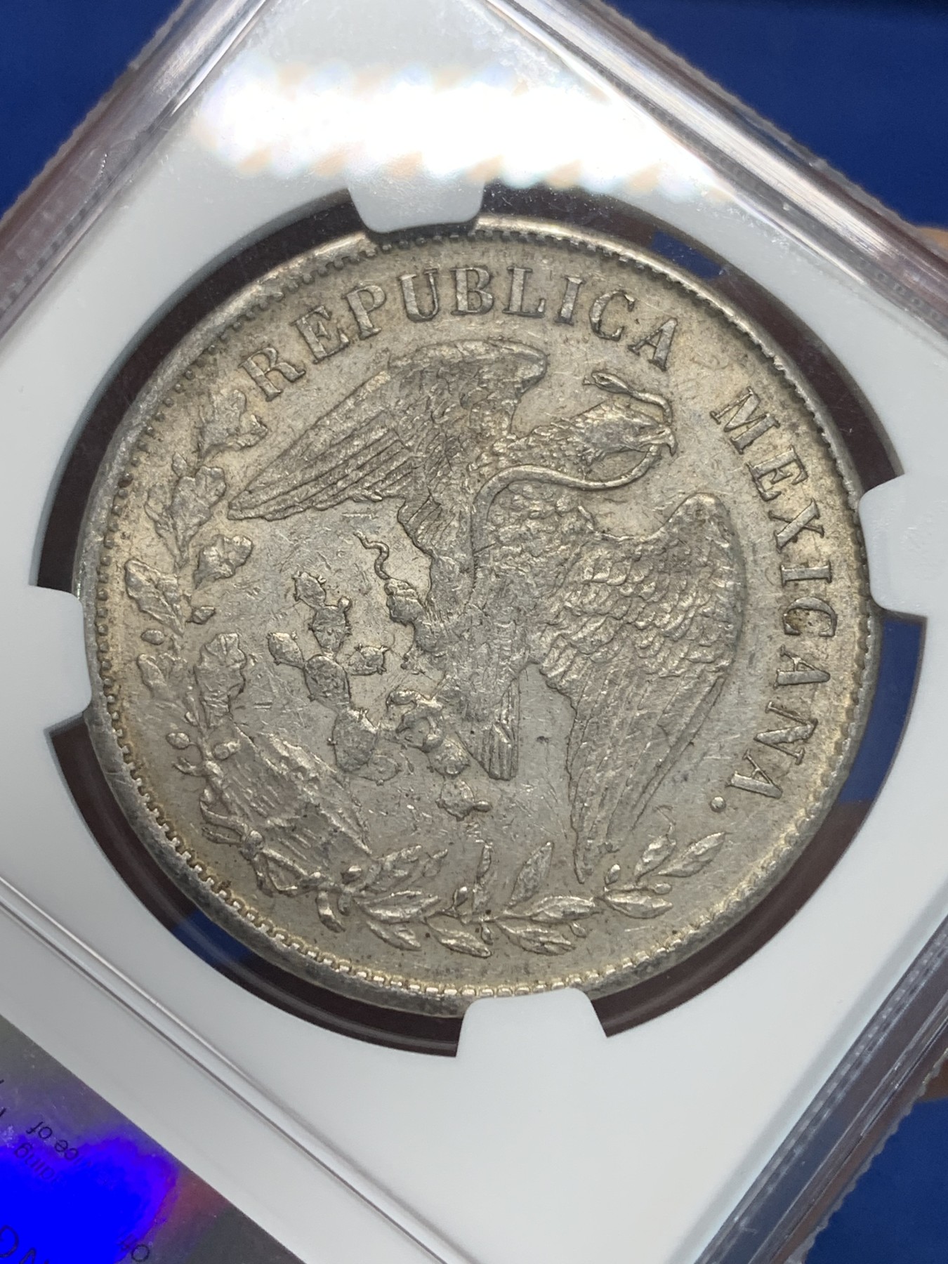 《竞宝斋》第243场-周日，周一 新年开场 (全场包邮) NGC AU55 墨西哥 1898年 直边鹰洋 1比索 银币 ZS FZ 转光明显