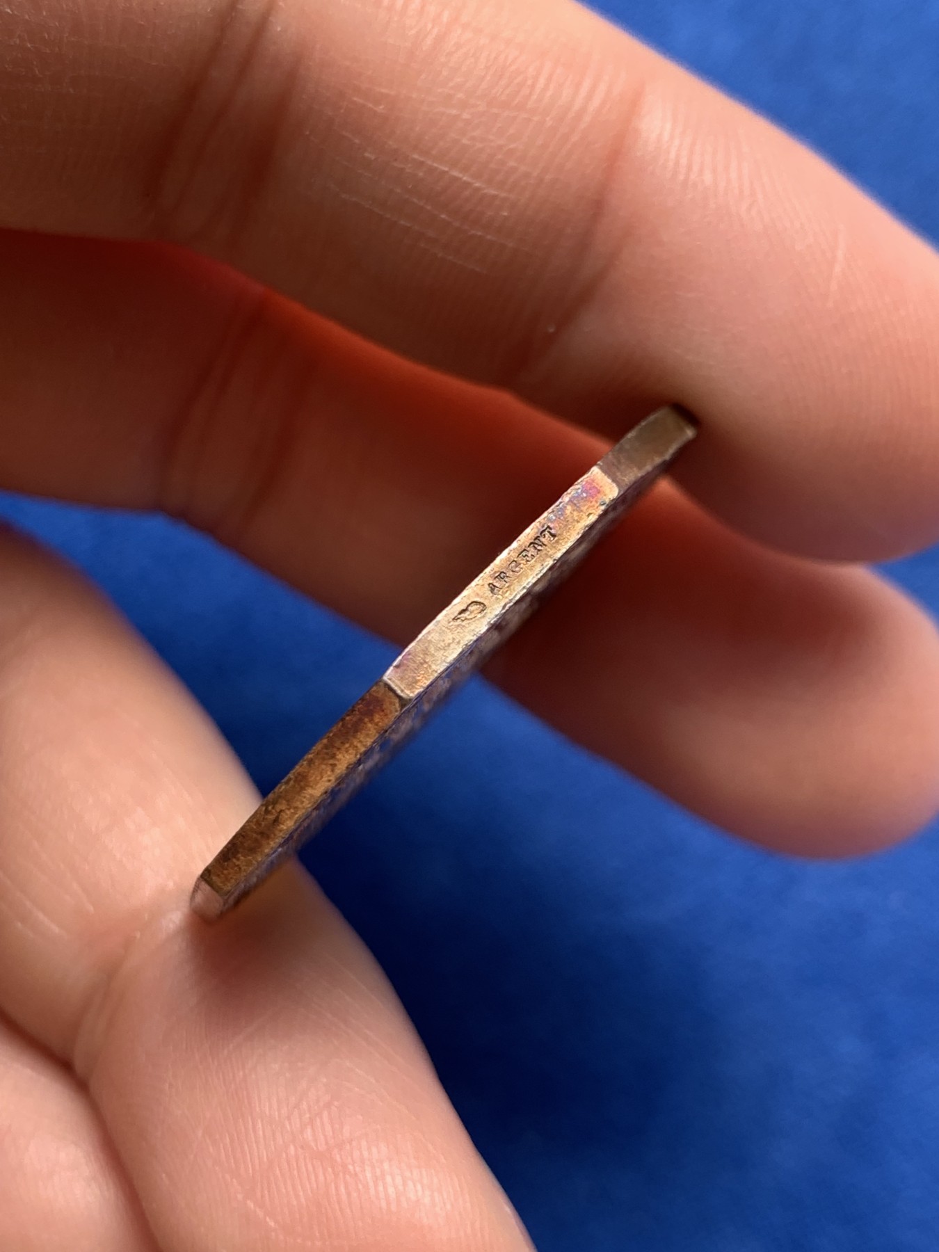 《竞宝斋》第243场-周日，周一 新年开场 (全场包邮) 法国雷恩储蓄银行八角银质代币，丰饶角边铭银标，重14.1g，直径31.4mm。正面两只身姿矫健的猎犬守护雷恩徽章，背面月桂花环围绕文字。