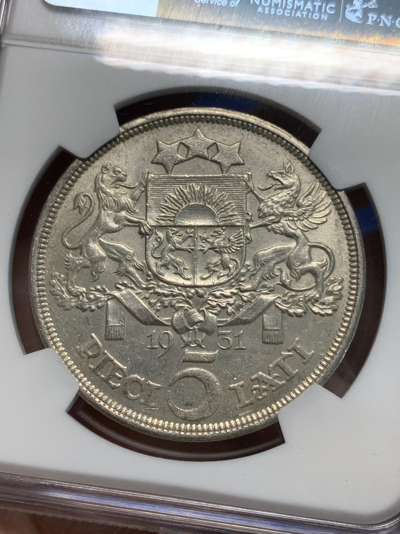 《竞宝斋》第243场-周日，周一 新年开场 (全场包邮) NGC UNCD 拉脱维亚1931年谷物女神5拉特纪念银币，币面清爽干净又漂亮，打制精美，状态极佳。