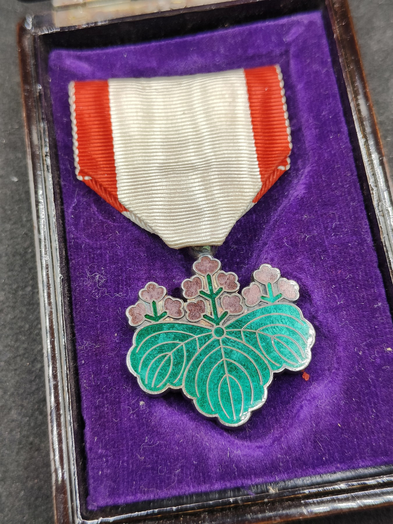 全场0元起拍 第136期 咸鱼国勋章拍卖专场 3月6日（周三）下午6：00开始 日本战时双面珐琅青叶章 美品无磕碰，银制带盒