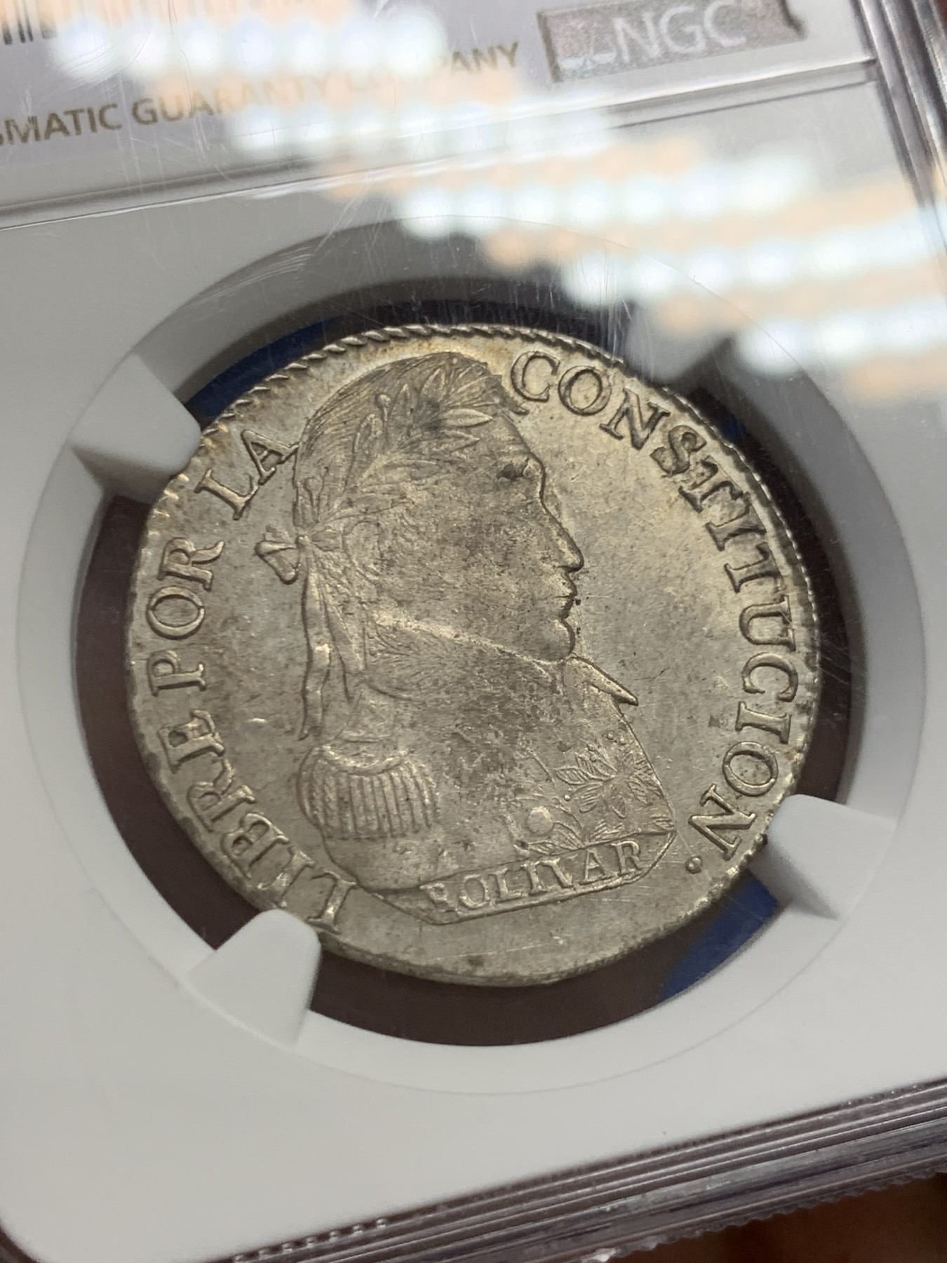 《竞宝斋》第243场-周日，周一 新年开场 (全场包邮) NGC MS61 1830PTS JL玻利维亚早期南美解放者玻利瓦尔戎装像4S半圆型银币，背面两只羊驼。早期南美，MS难得