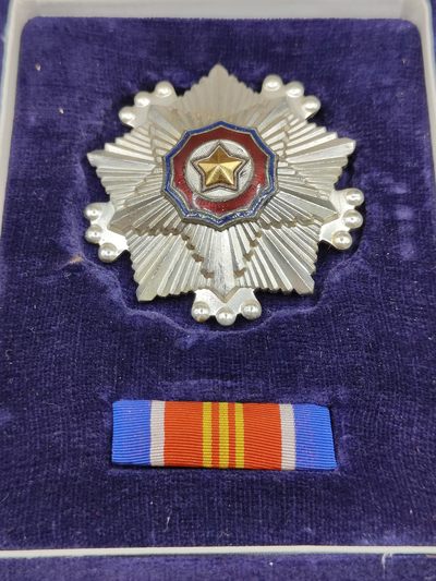 全场0元起拍 第136期 咸鱼国勋章拍卖专场 3月6日（周三）下午6：00开始 - 朝总联版烫金国徽盒三级国旗勋章