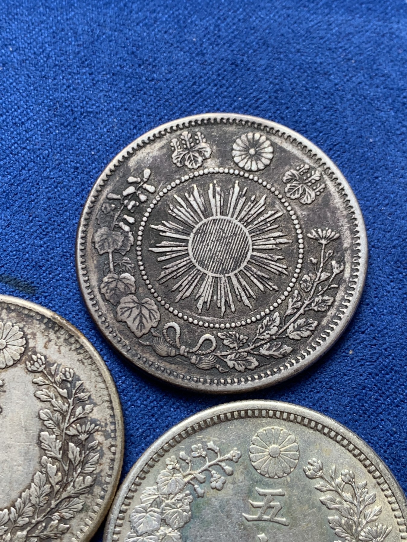 《竞宝斋》第243场-周日，周一 新年开场 (全场包邮) 3枚一组 日本龙五十钱2枚+旭日龙五十钱银币1枚