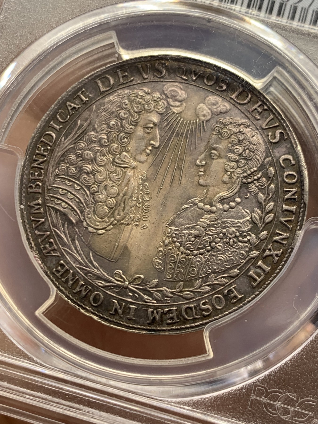 《竞宝斋》第243场-周日，周一 新年开场 (全场包邮) PCGS MS62 德国巴伐利亚1685年5杜卡(1/2泰勒)银样币。背面凸出的阳线是因为模具裂痕造成的，这个品种每个币上都有，不是币的损伤或者后期造成的。HA22年原物，1860刀，折合人民币1.35万