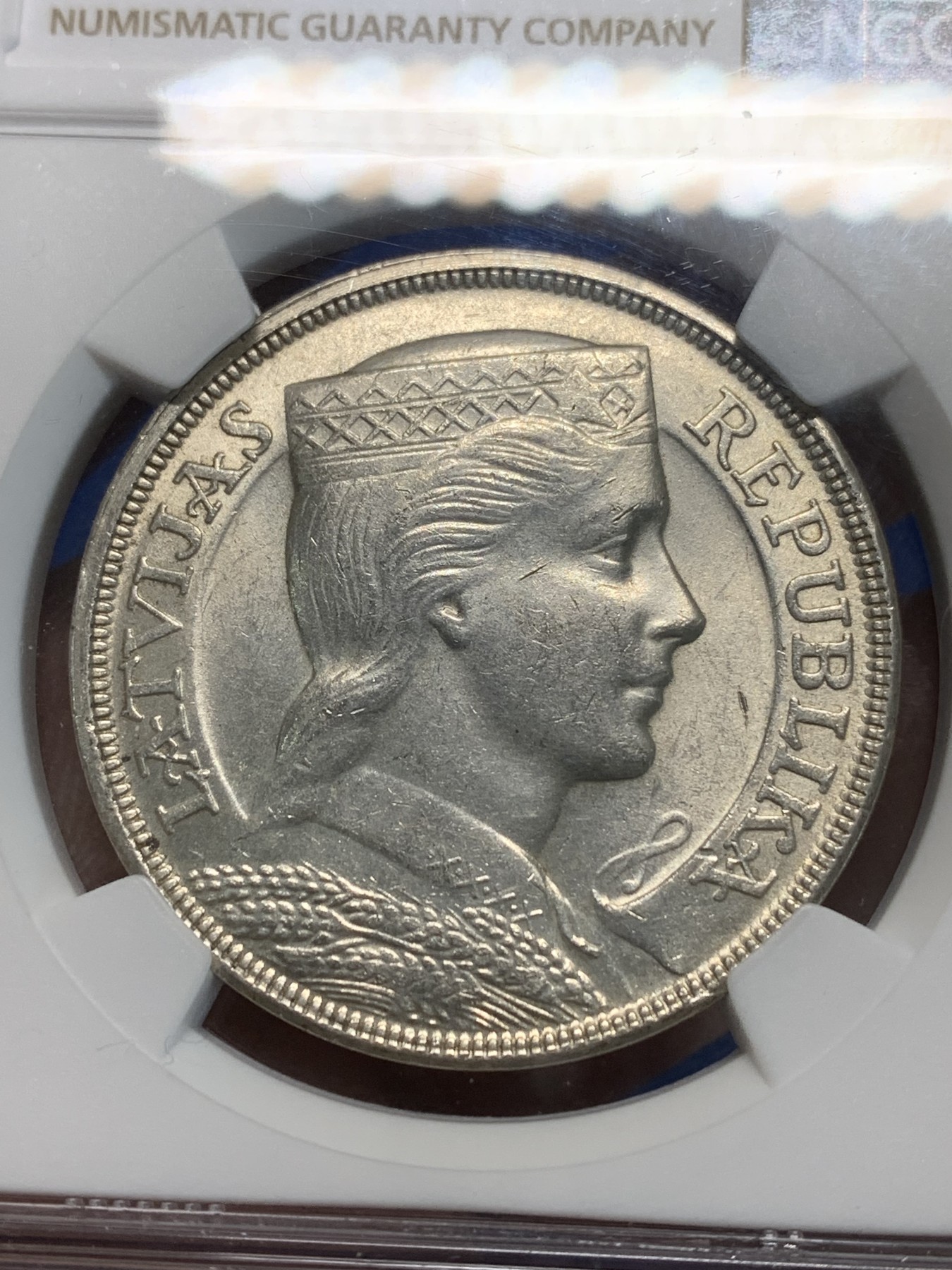 《竞宝斋》第243场-周日，周一 新年开场 (全场包邮) NGC UNCD 拉脱维亚1931年谷物女神5拉特纪念银币，币面清爽干净又漂亮，打制精美，状态极佳。