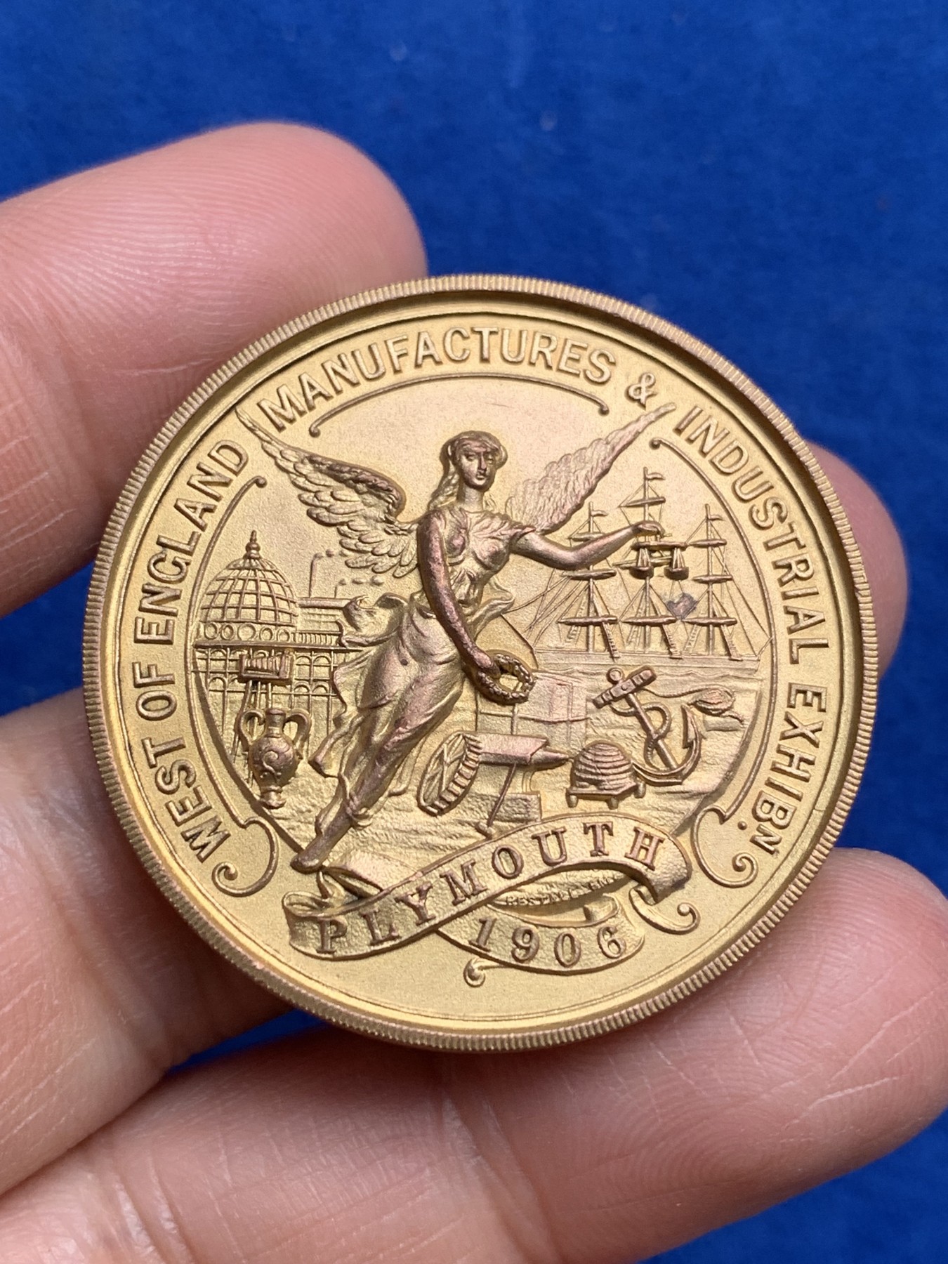 《竞宝斋》第244场-周日，周一 新年开场 (全场包邮) 1906年英国普利茅斯制造业博览会铜章 天使、海船、灯塔等细节丰富清晰 高点俱在 25.3g 38.5mm