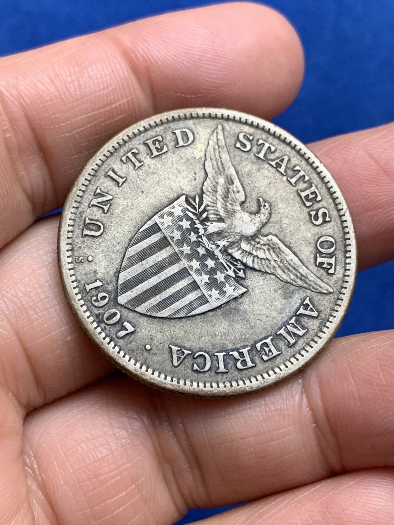 《竞宝斋》第244场-周日，周一 新年开场 (全场包邮) 美属菲律宾1907年1比索打铁女神银币，原味无洗，女神五官细节不错，徽细节还在。