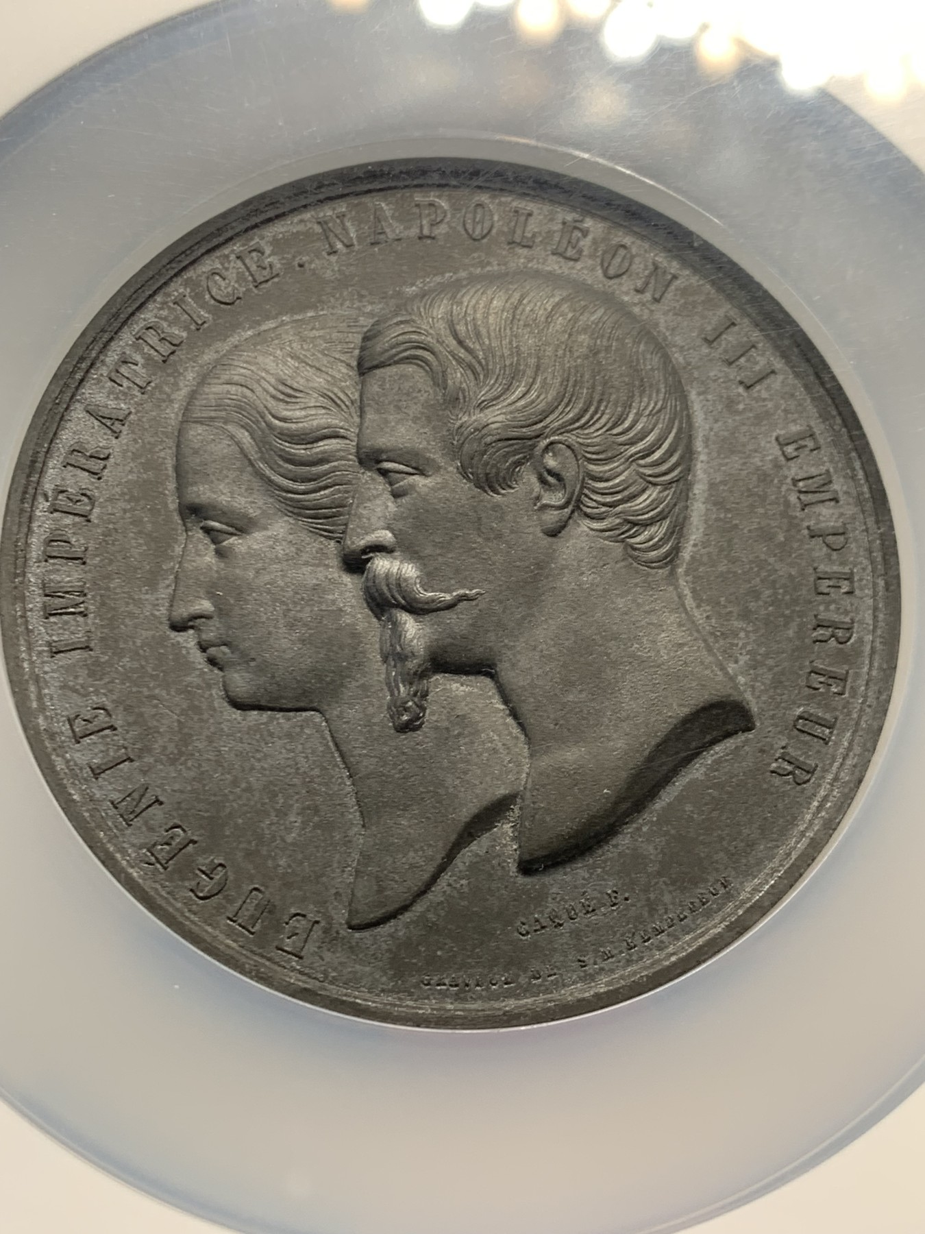 《竞宝斋》第244场-周日，周一 新年开场 (全场包邮) NGC MS62 法国第二届世博会主场馆尤尼金馆落成仪式纪念锌章 大盒装 保存不易 68mm大规格