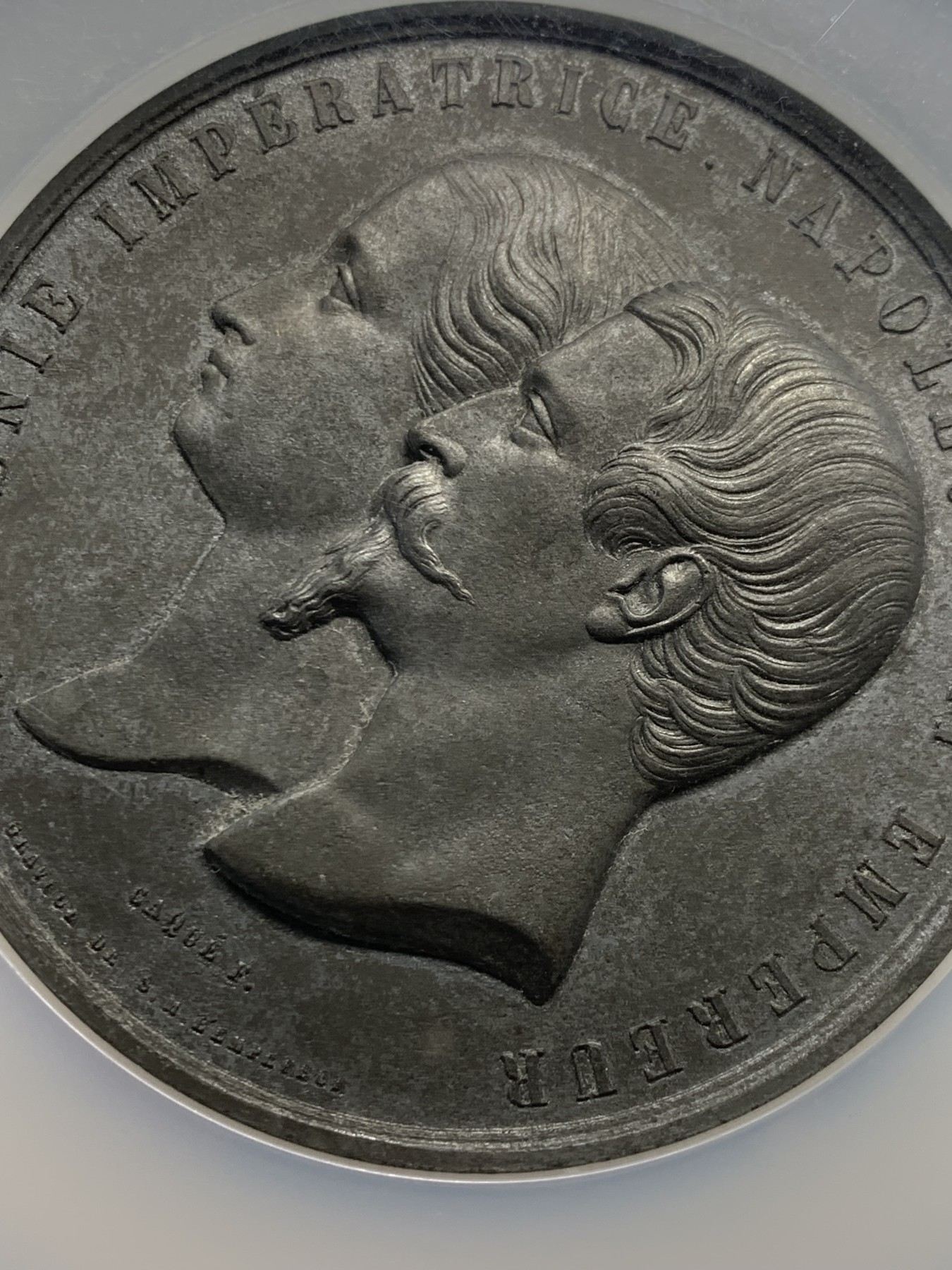 《竞宝斋》第244场-周日，周一 新年开场 (全场包邮) NGC MS62 法国第二届世博会主场馆尤尼金馆落成仪式纪念锌章 大盒装 保存不易 68mm大规格