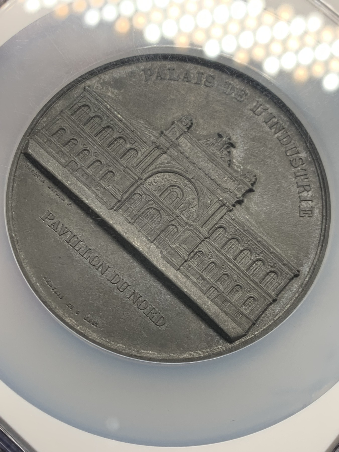 《竞宝斋》第244场-周日，周一 新年开场 (全场包邮) NGC MS62 法国第二届世博会主场馆尤尼金馆落成仪式纪念锌章 大盒装 保存不易 68mm大规格