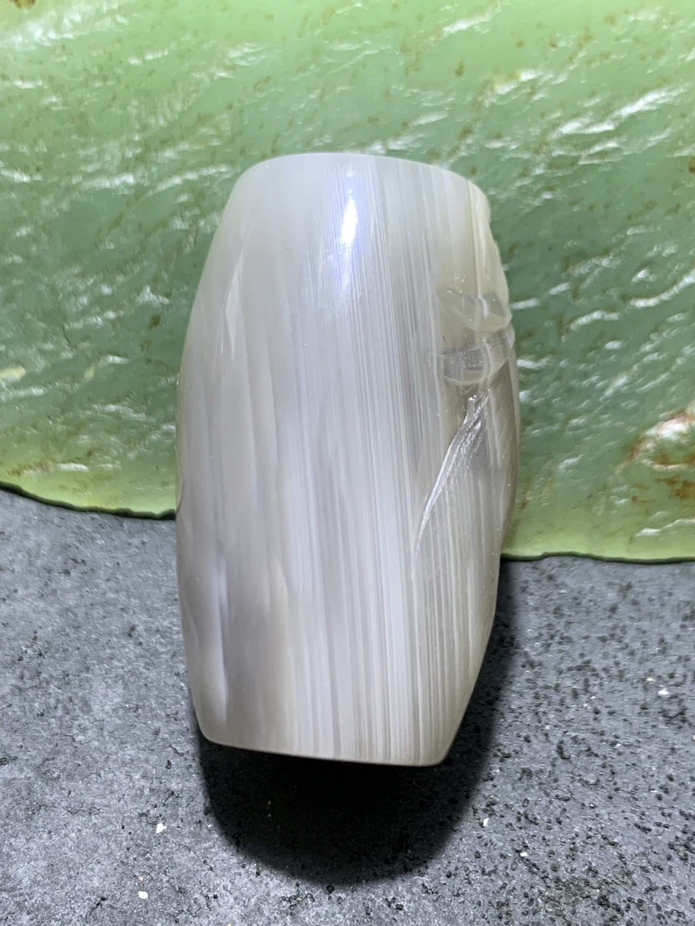 精美亚光高玉化千层纹巴西玛瑙手工雕刻鹦鹉大桶珠一个！