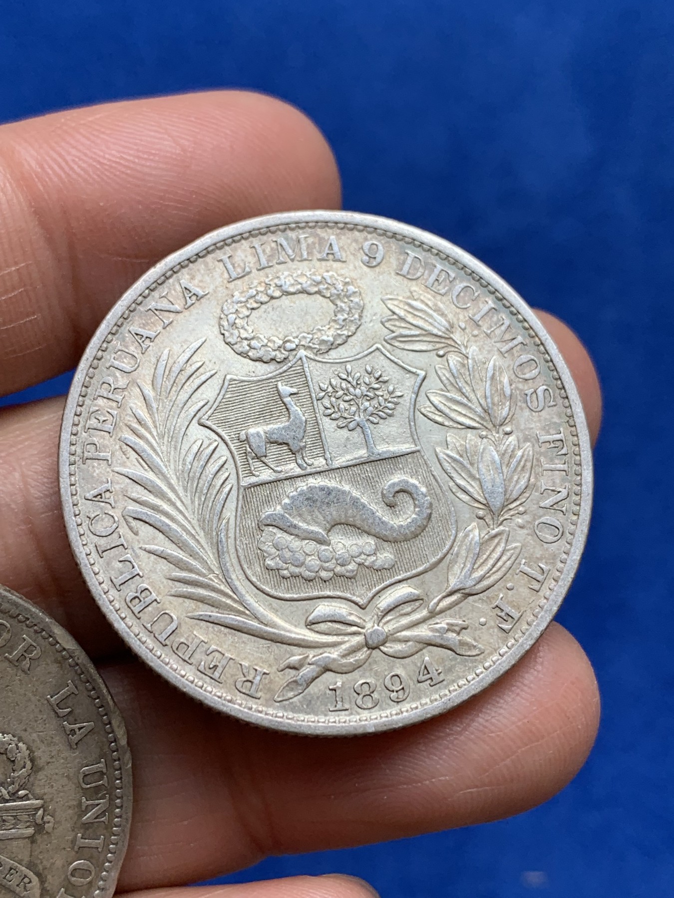 《竞宝斋》第244场-周日，周一 新年开场 (全场包邮) 2枚一组 秘鲁1893/1894年1比索高银银币，坐姿女神面容清楚，立体磨损少。喜欢的不要错过了